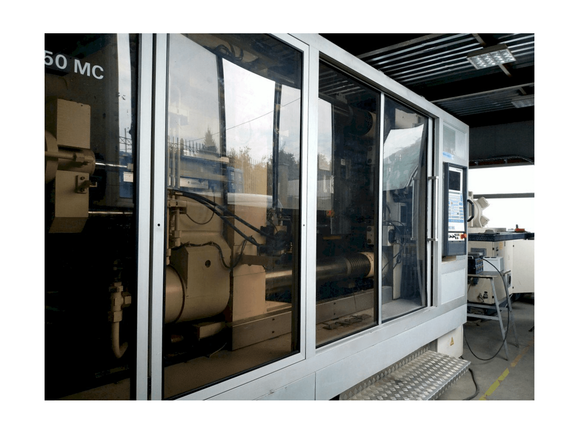 Vista Frontal da Krauss Maffei KM 800/1330 MC máquina