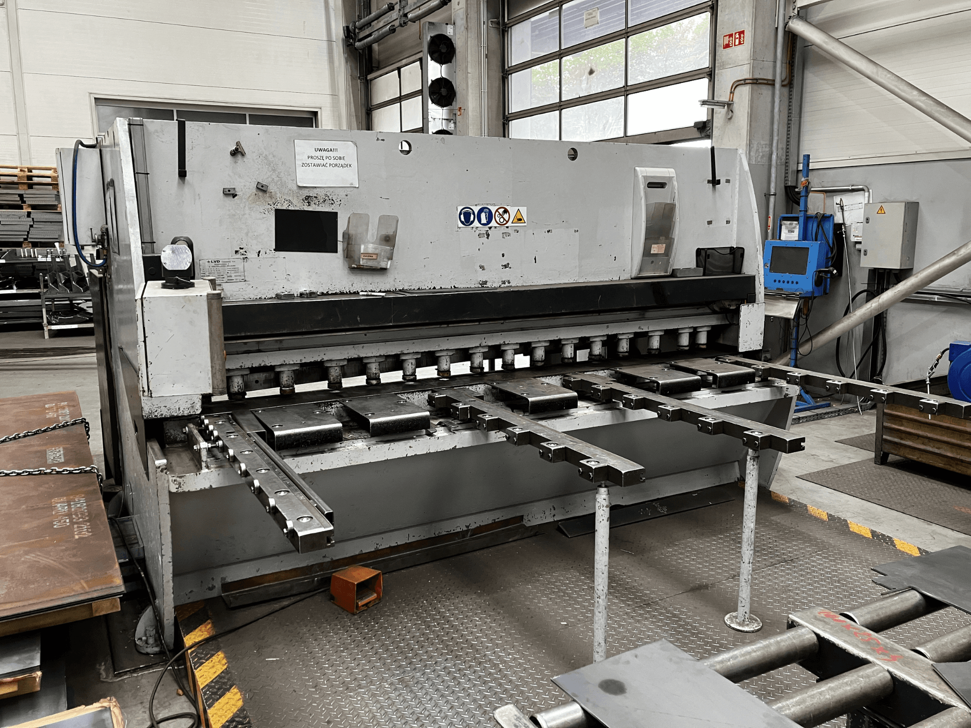 Máquina de corte CNC LVD MVS-TS 13/31, vista frontal, com lâminas de corte e painel de controlo.