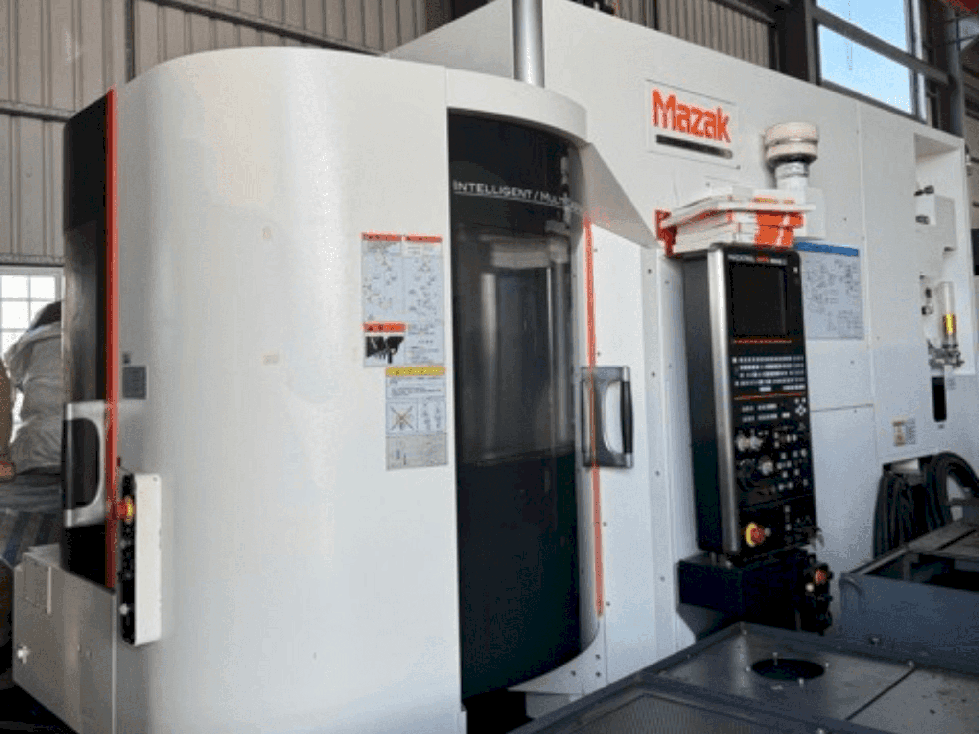 Vista Frontal da Mazak VARIAXIS J-500 máquina