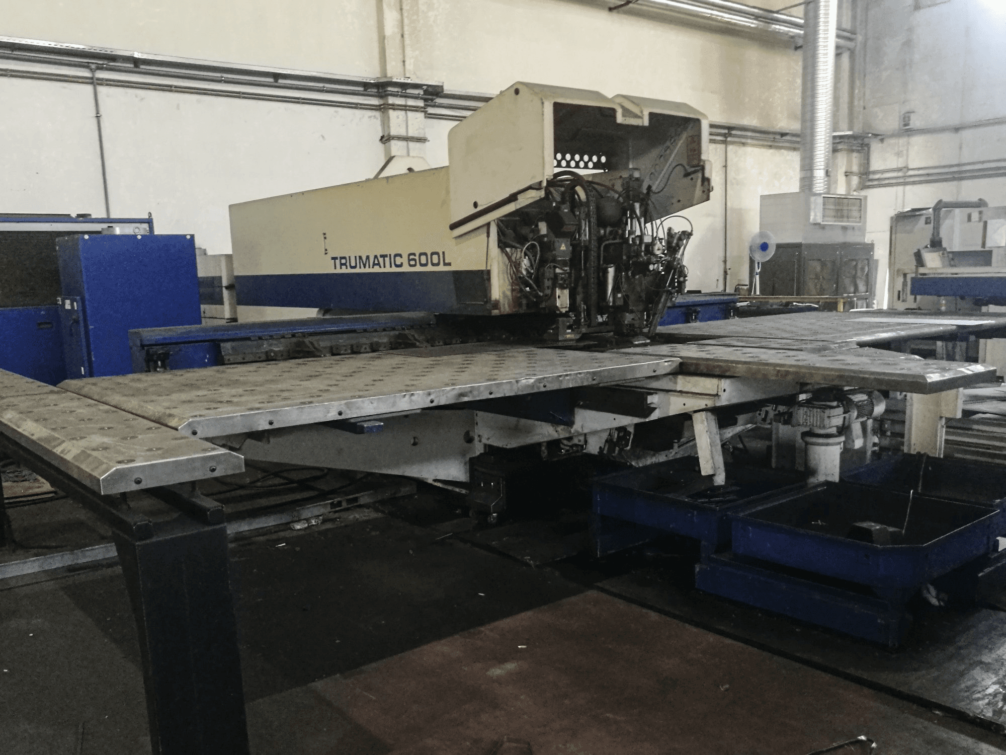 Vista Esquerda da Trumpf Trumatic 600L máquina