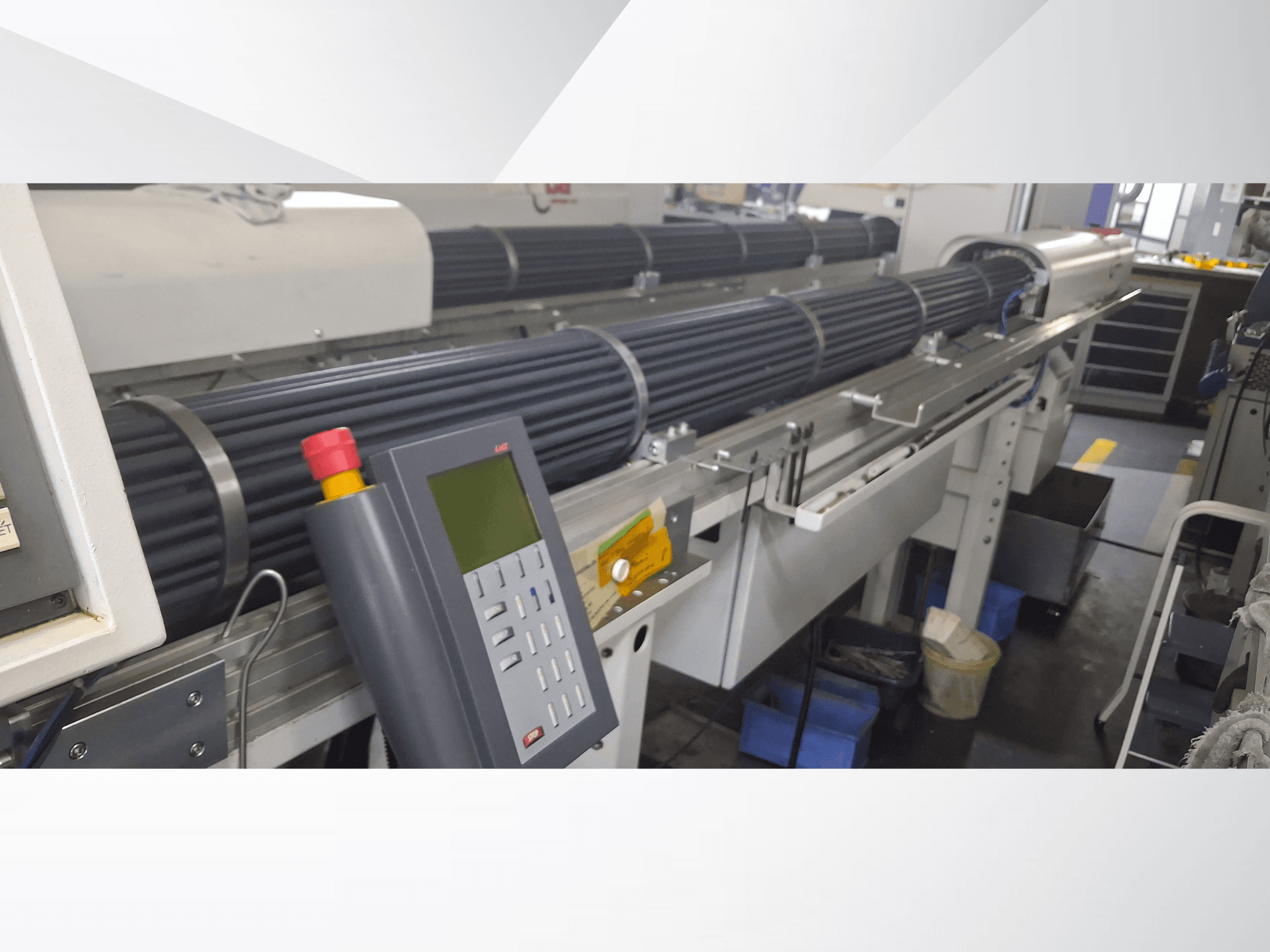 Máquina de tornear tipo suíço TORNOS DECO 10a em vista frontal, com um painel de controlo e barris rotativos para maquinação de precisão.