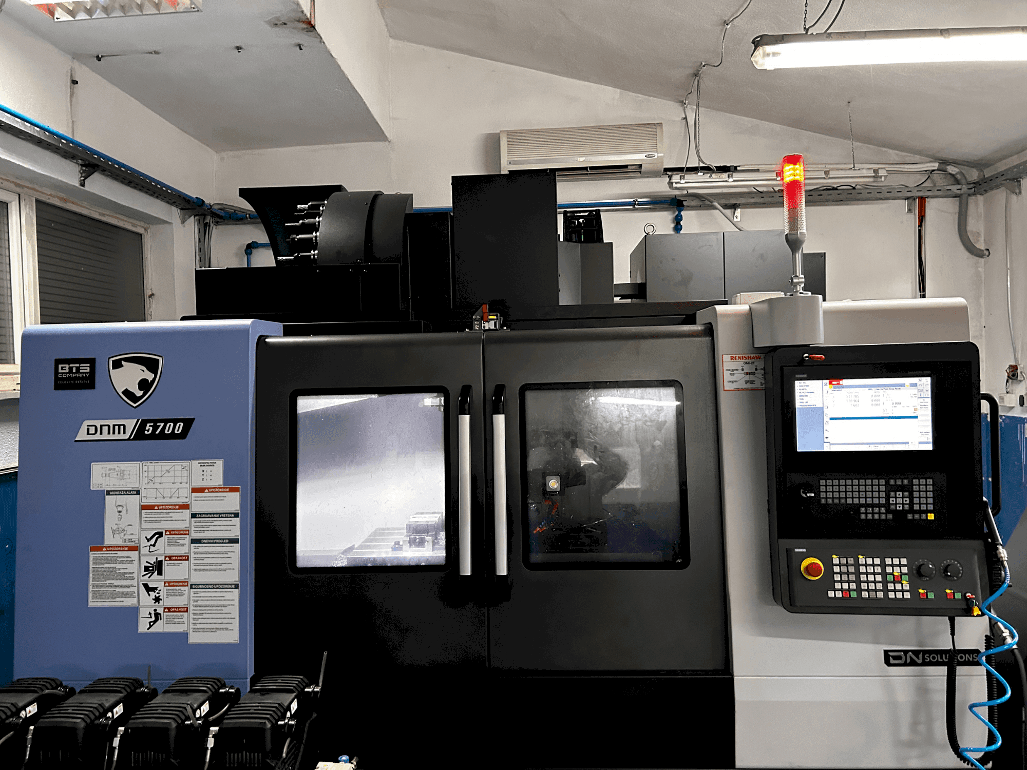 Vista Frontal da DN SOLUTIONS DNM 5700 máquina