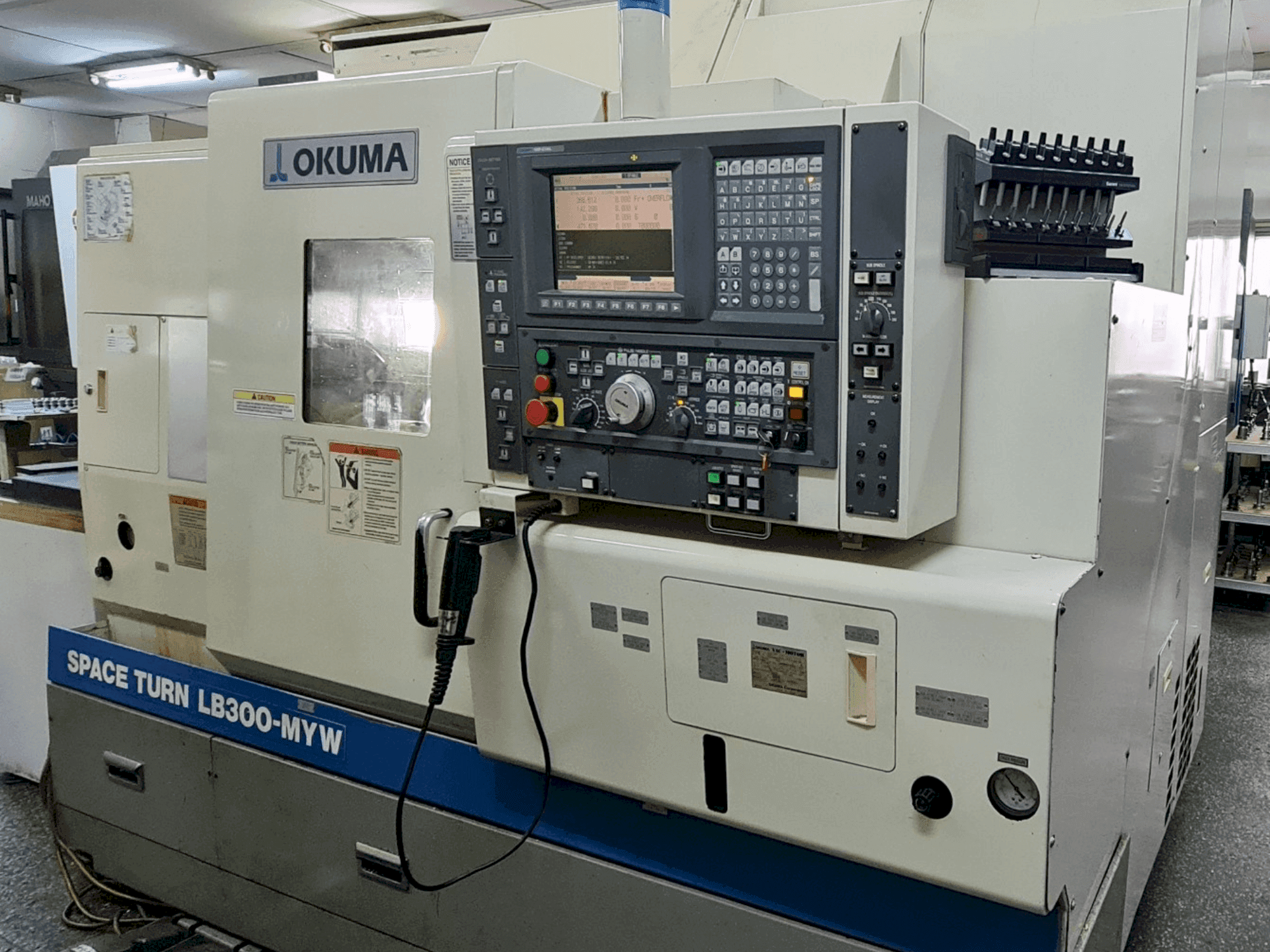 Vista Frontal da Okuma Space Turn LB 300 MYW máquina