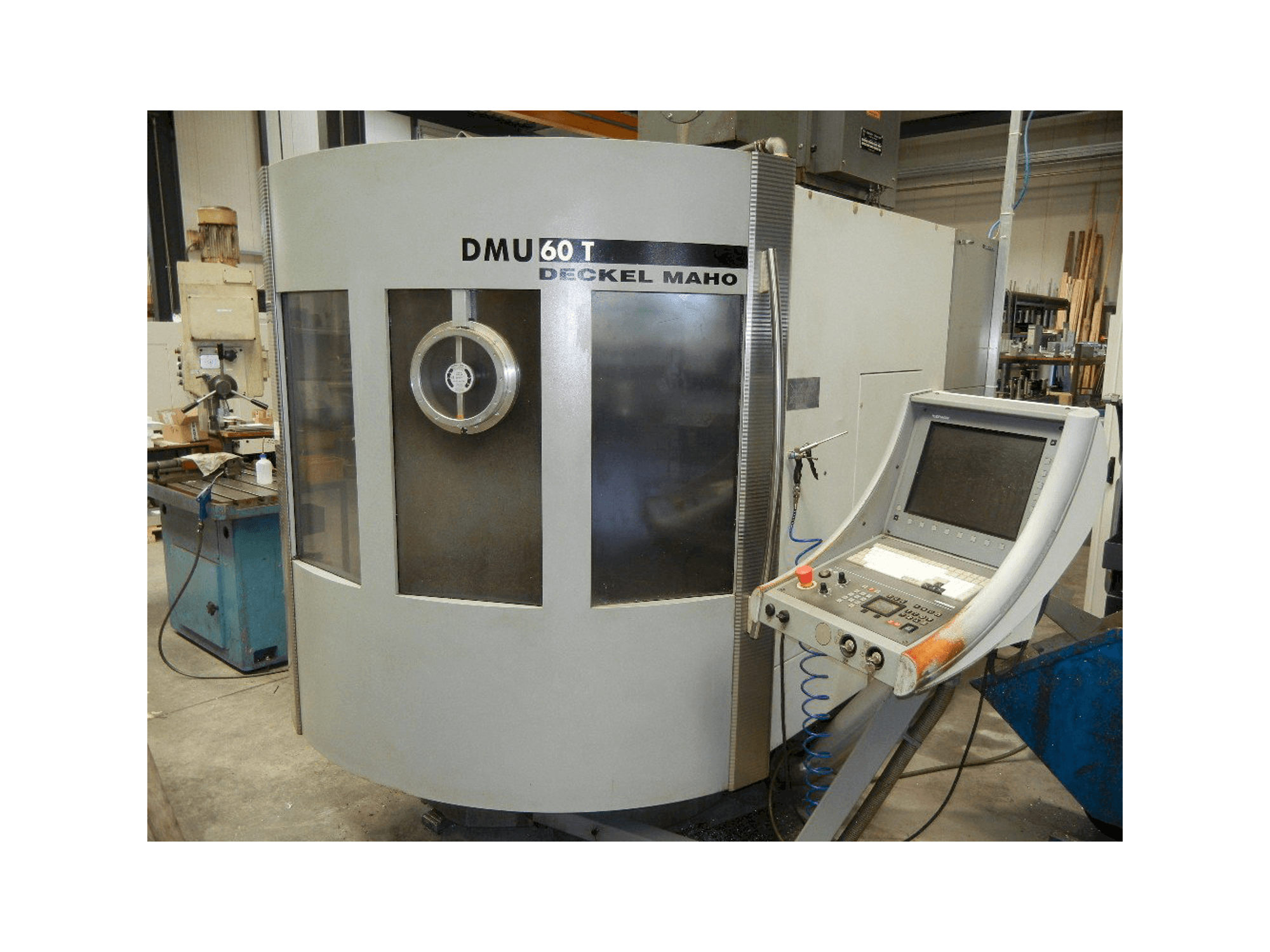 Vista Frontal da DECKEL MAHO DMU 60 T máquina