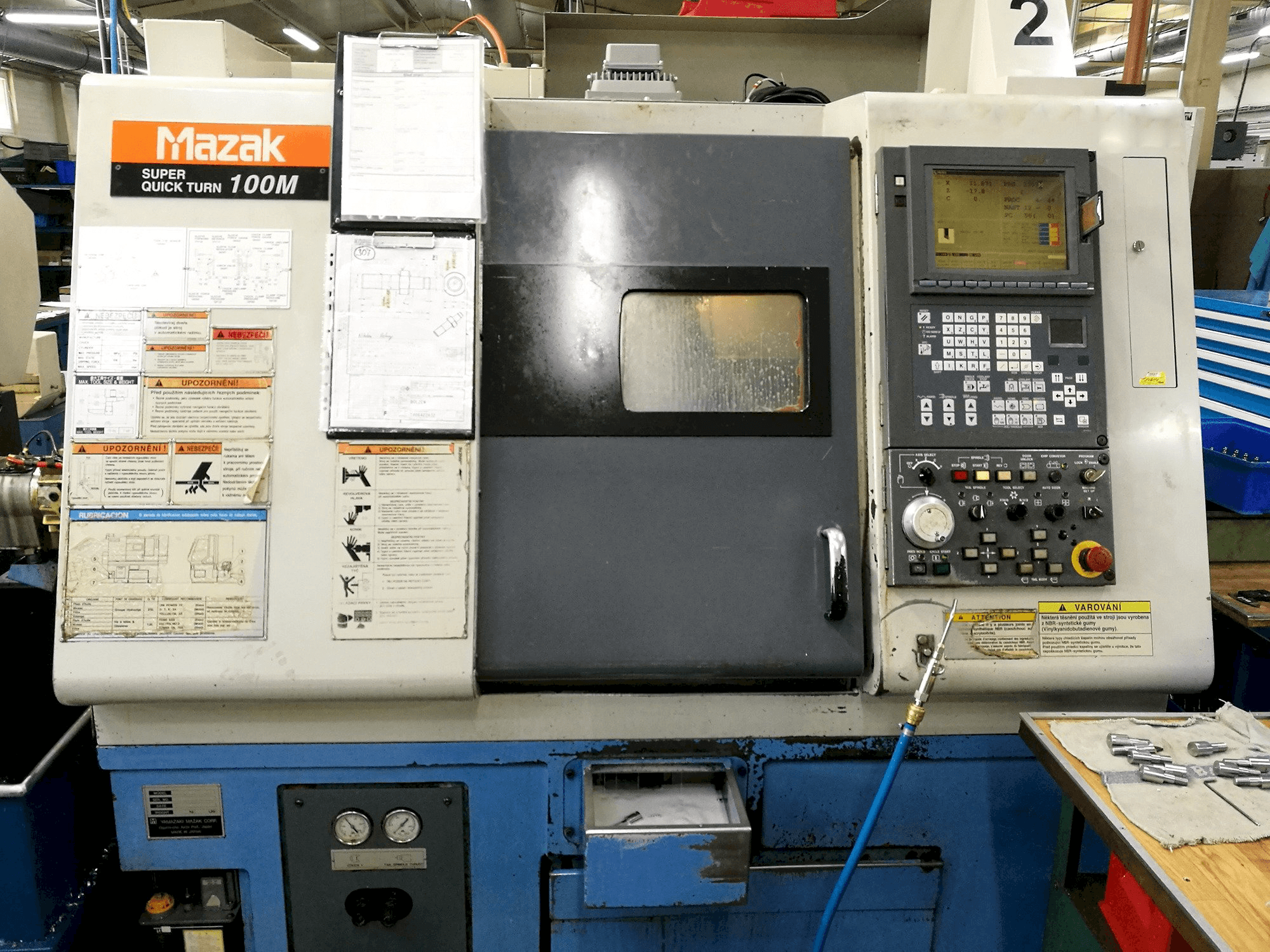 Vista Frontal da Mazak Super Quick Turn 100M máquina
