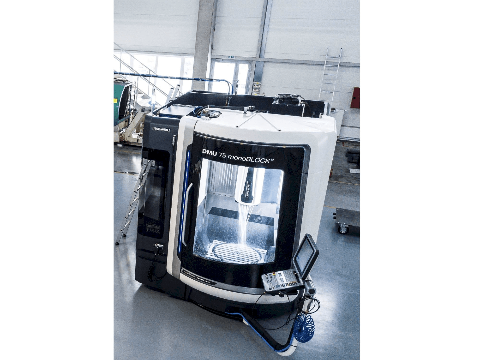 Vista Frontal da DMG MORI DMU 75 monoBLOCK máquina