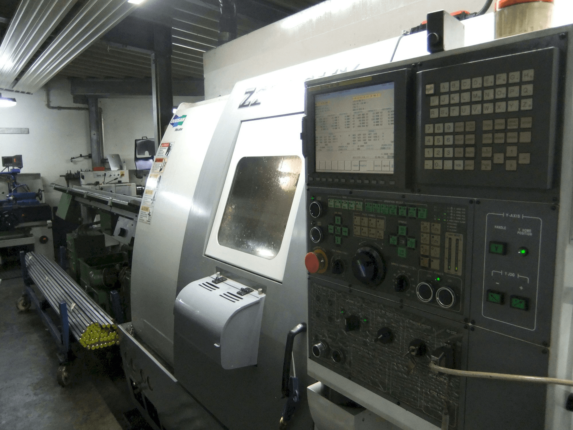 Vista Direita da Doosan Z290 SMY máquina