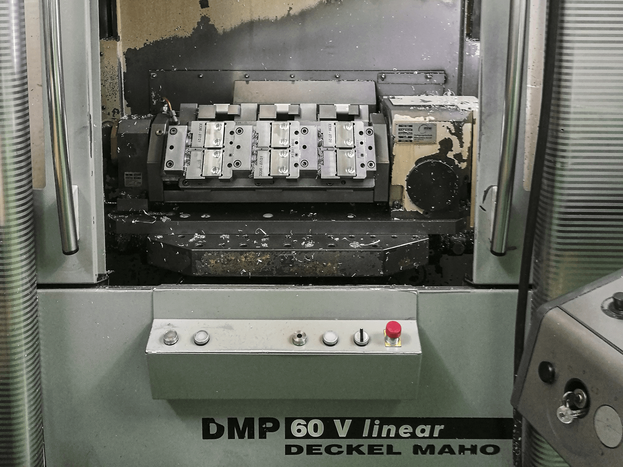 Vista Frontal da DECKEL MAHO DMP 60 V linear máquina