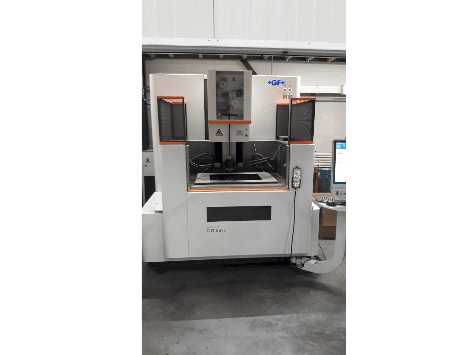 Vista Frontal da GF AgieCharmilles EDM CUT E 600 máquina