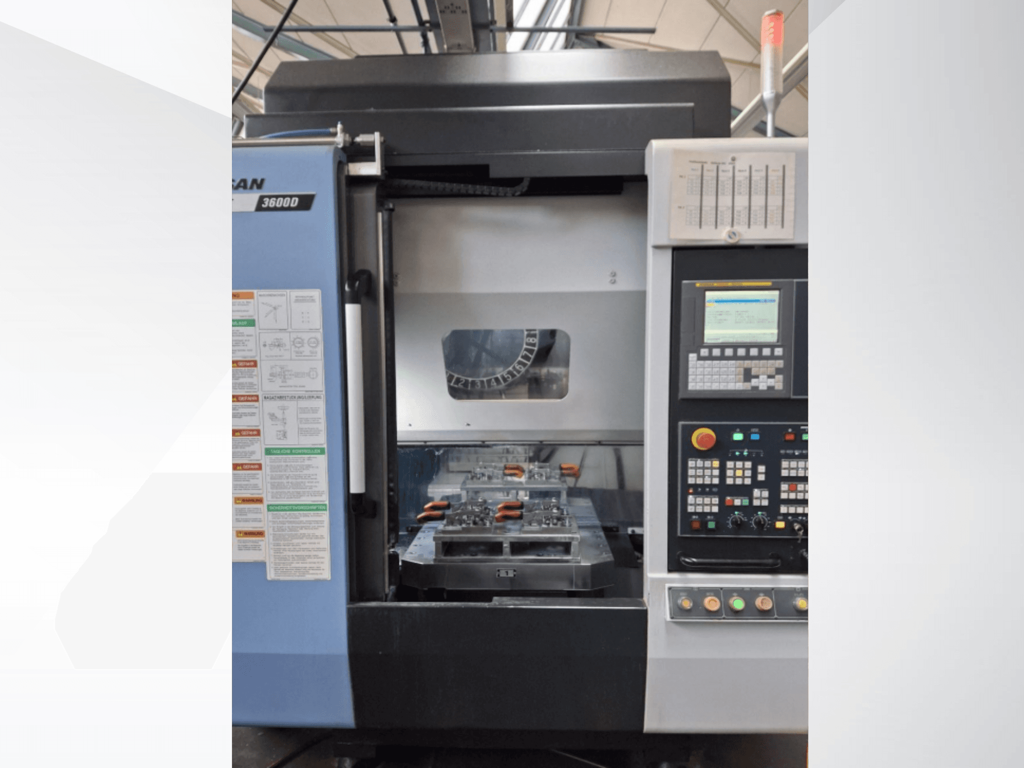 DOOSAN T 3600 D, virador vertical, em vista frontal, mostrando o painel de controlo e a área de trabalho com ferramentas.