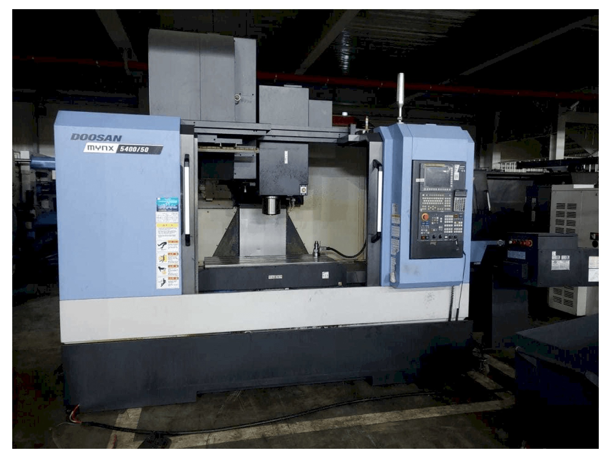 Vista Frontal da Doosan MYNX 5400/50 máquina