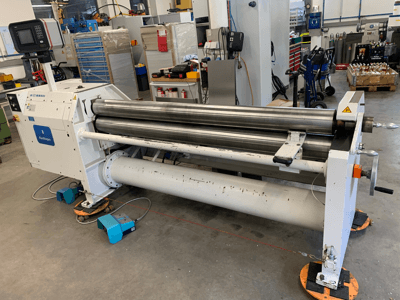 Máquina de laminação de chapas FASTI, modelo 136-20-4.5, vista de perfil, com rolos prateados e painel de controlo.