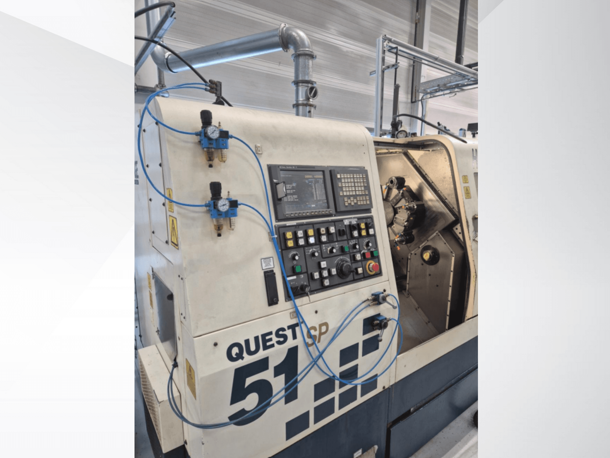Vista frontal da máquina CNC Questcp 51, painel de controlo com botões e visor, comandos pneumáticos, desenho industrial.