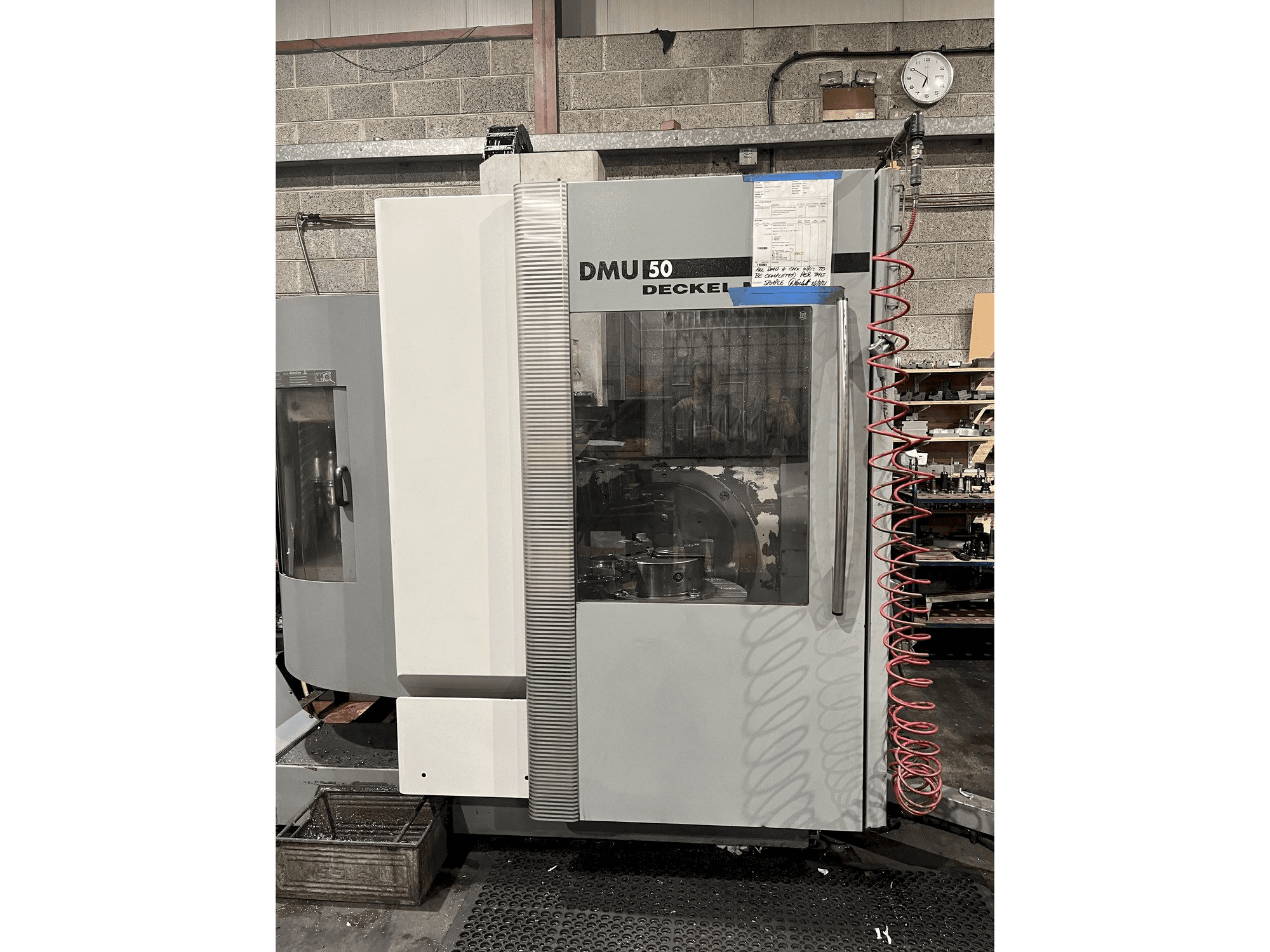 Vista Frontal da DECKEL MAHO DMU 50 máquina