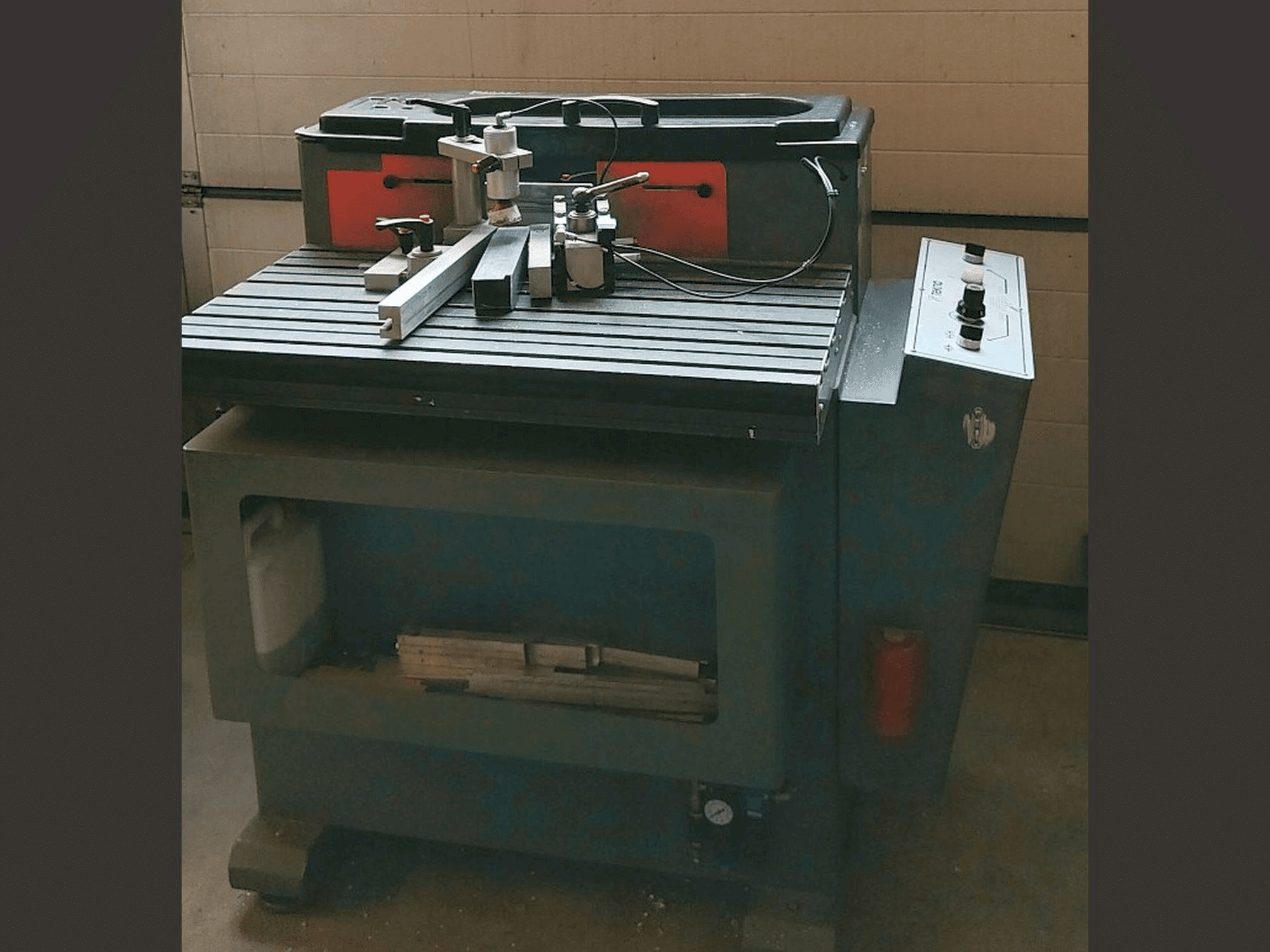 Vista Lateral Esquerda da Tekna TK661 máquina