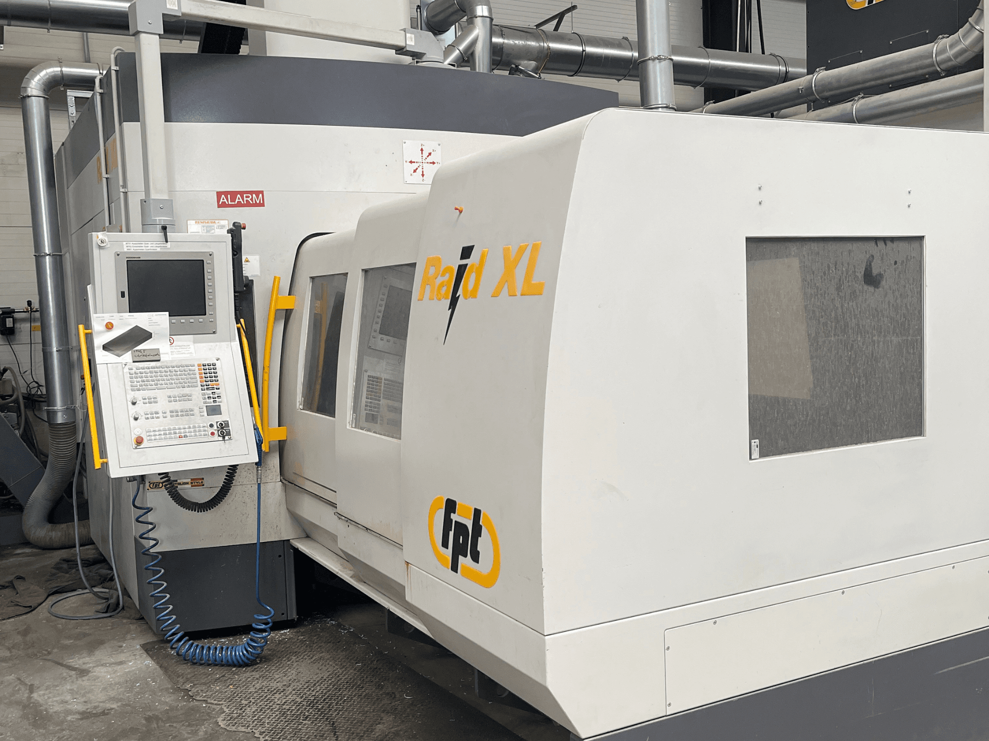 Fresadora de pórtico FPT Raid XL vista de frente, com o painel de controlo, destacando o seu design industrial e as suas características operacionais.