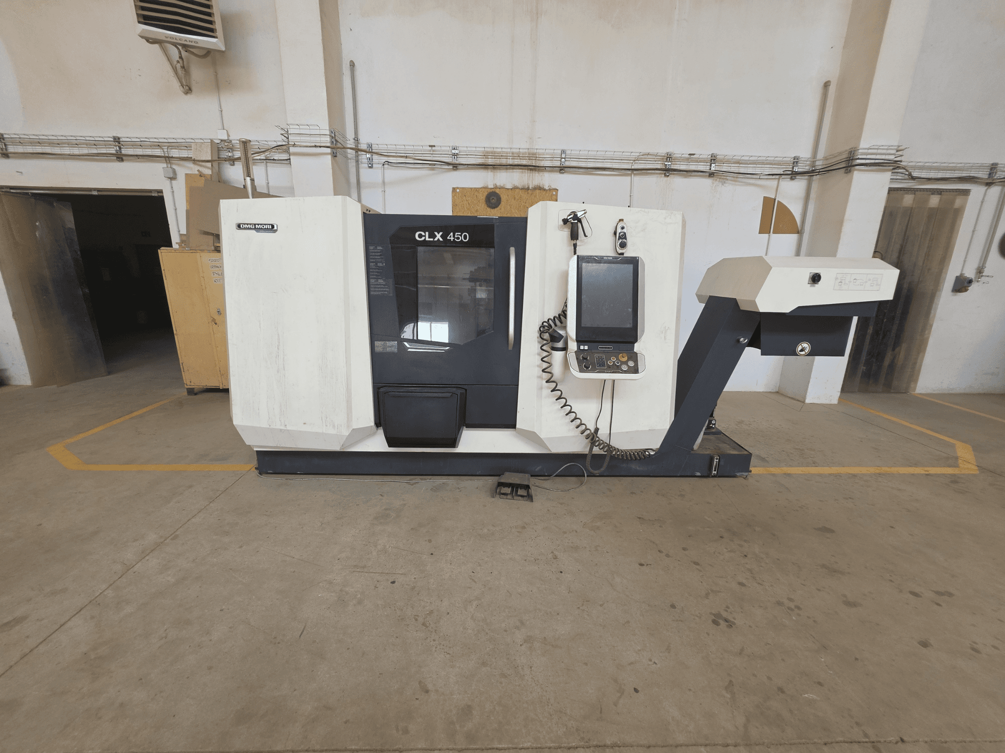 Vista horizontal do torno DMG MORI CLX 450 V4, com painel de controlo, área do fuso e ambiente industrial limpo.