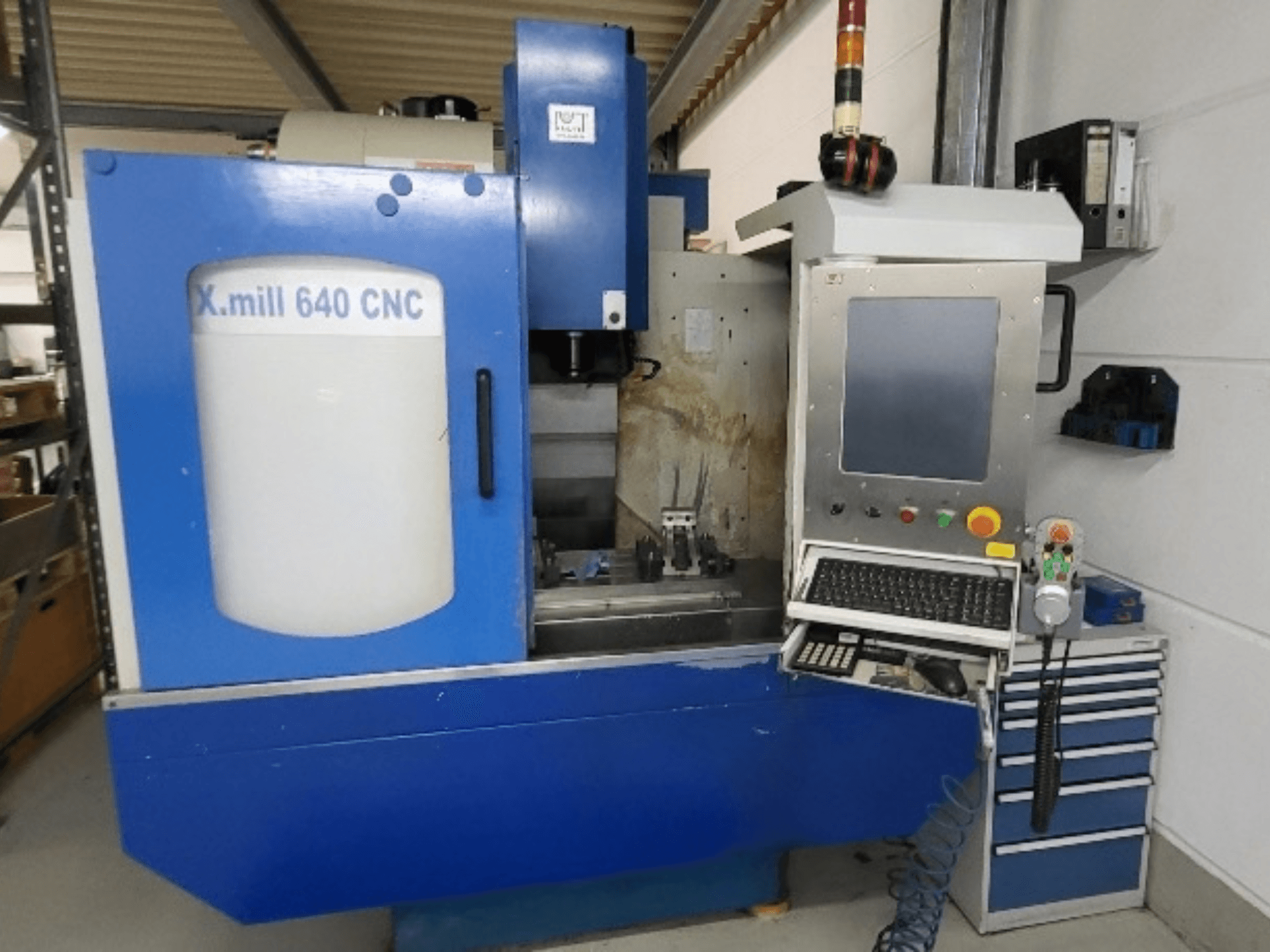 Centro de maquinagem vertical CNC Blue KNUTH X-mill 640, vista frontal com o painel de controlo e o teclado visíveis.