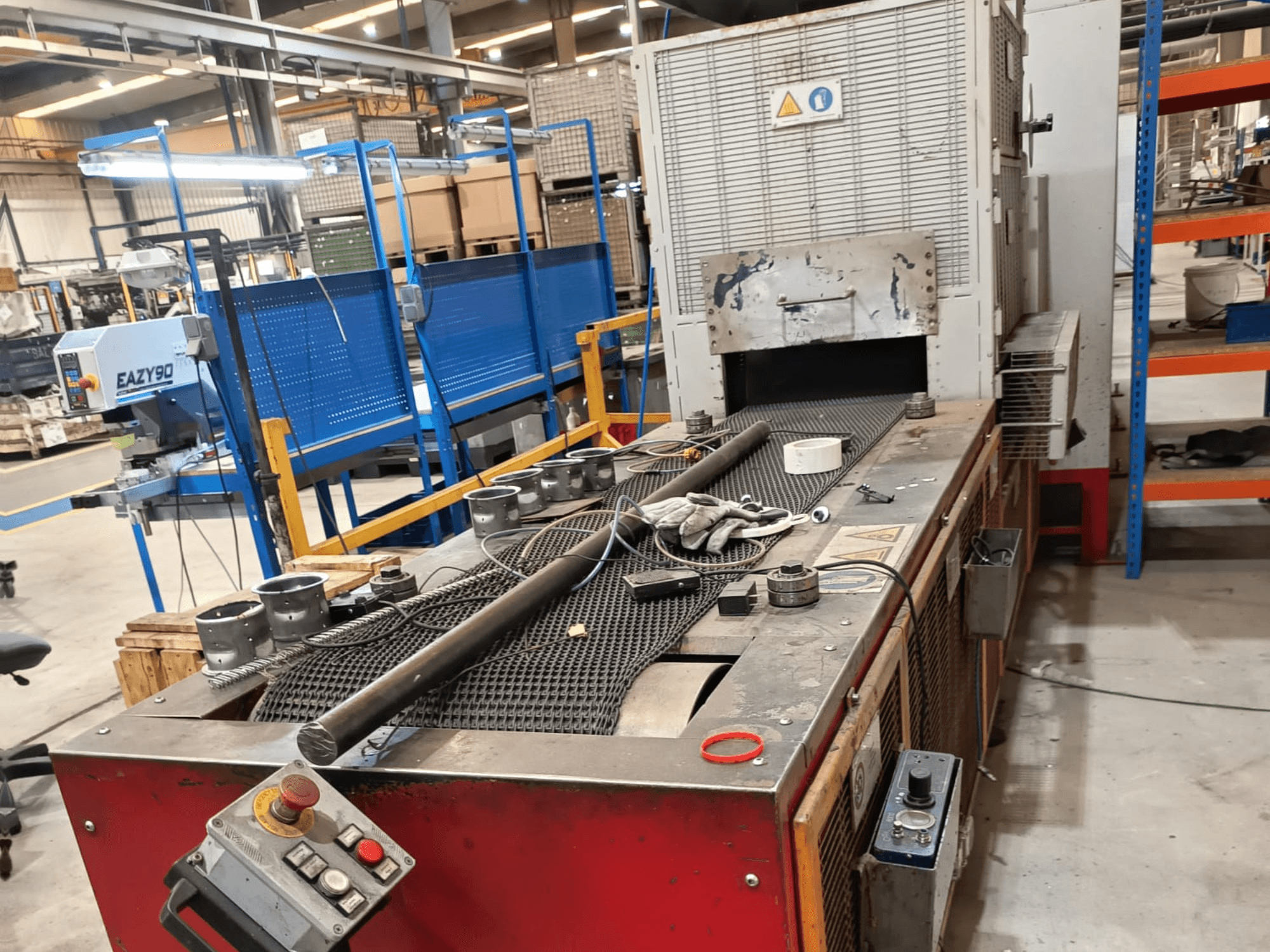 LINHA DE SOLDADURA POR BRASAGEM SCAME 50-20-350-GI-DR, vista lateral que mostra os comandos, as barras metálicas e a configuração do espaço de trabalho num ambiente industrial.
