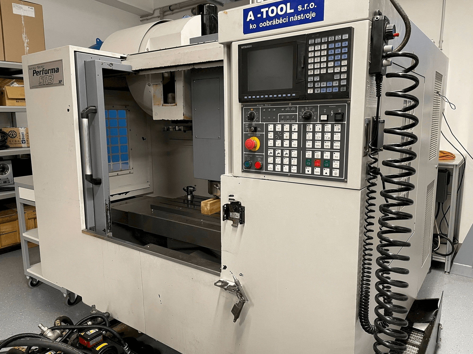 Vista Frontal da Akira Seiki SR3XP máquina