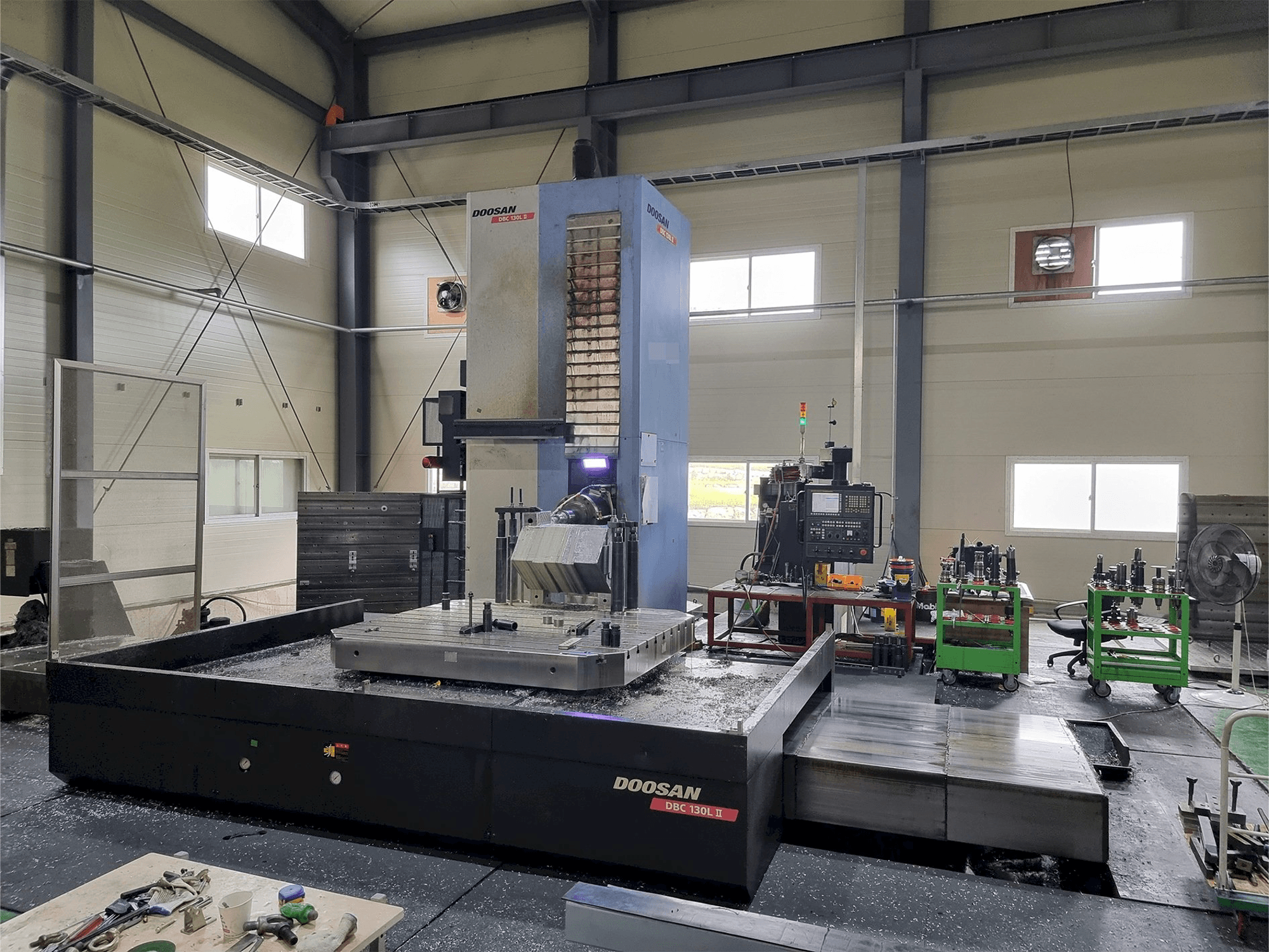 Vista Frontal da Doosan DBC 130L II máquina