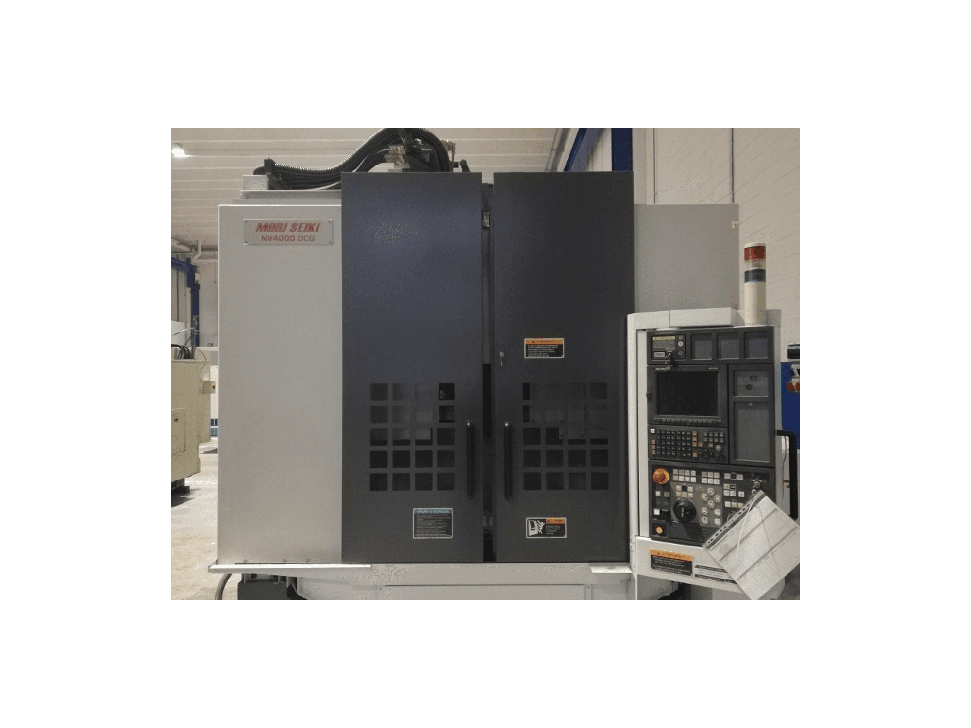 Vista Frontal da MORI SEIKI NV 4000 DCG máquina