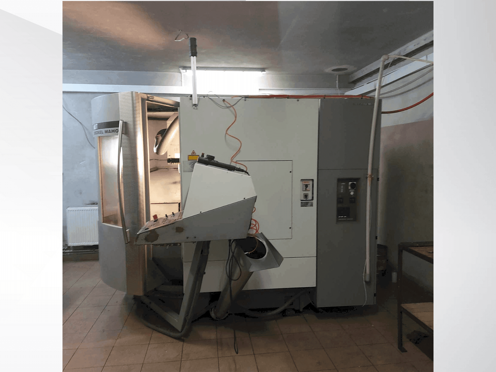 Vista Frontal da DECKEL MAHO DMU 60 T máquina