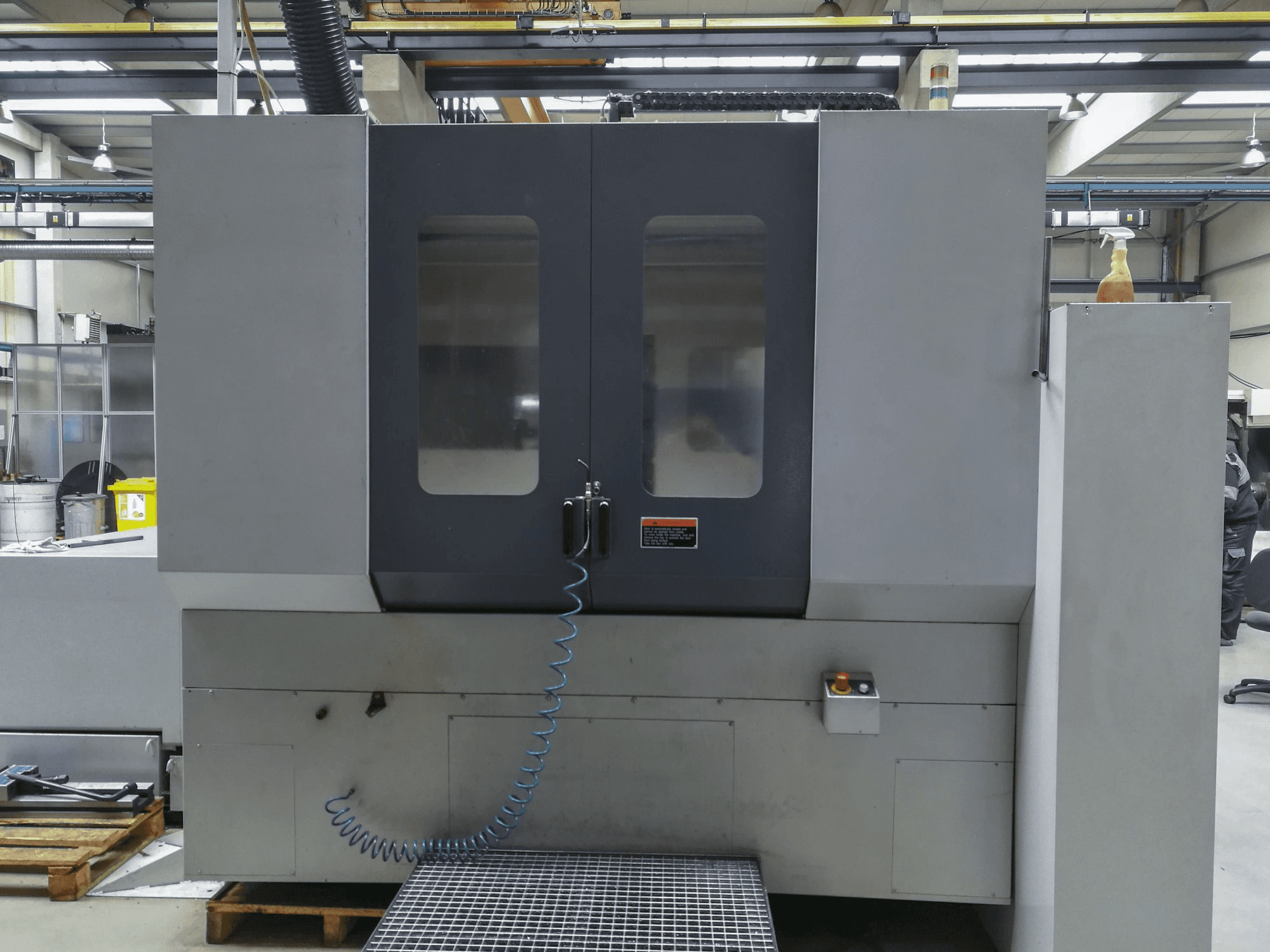 Vista Frontal da MORI SEIKI MH-633 máquina