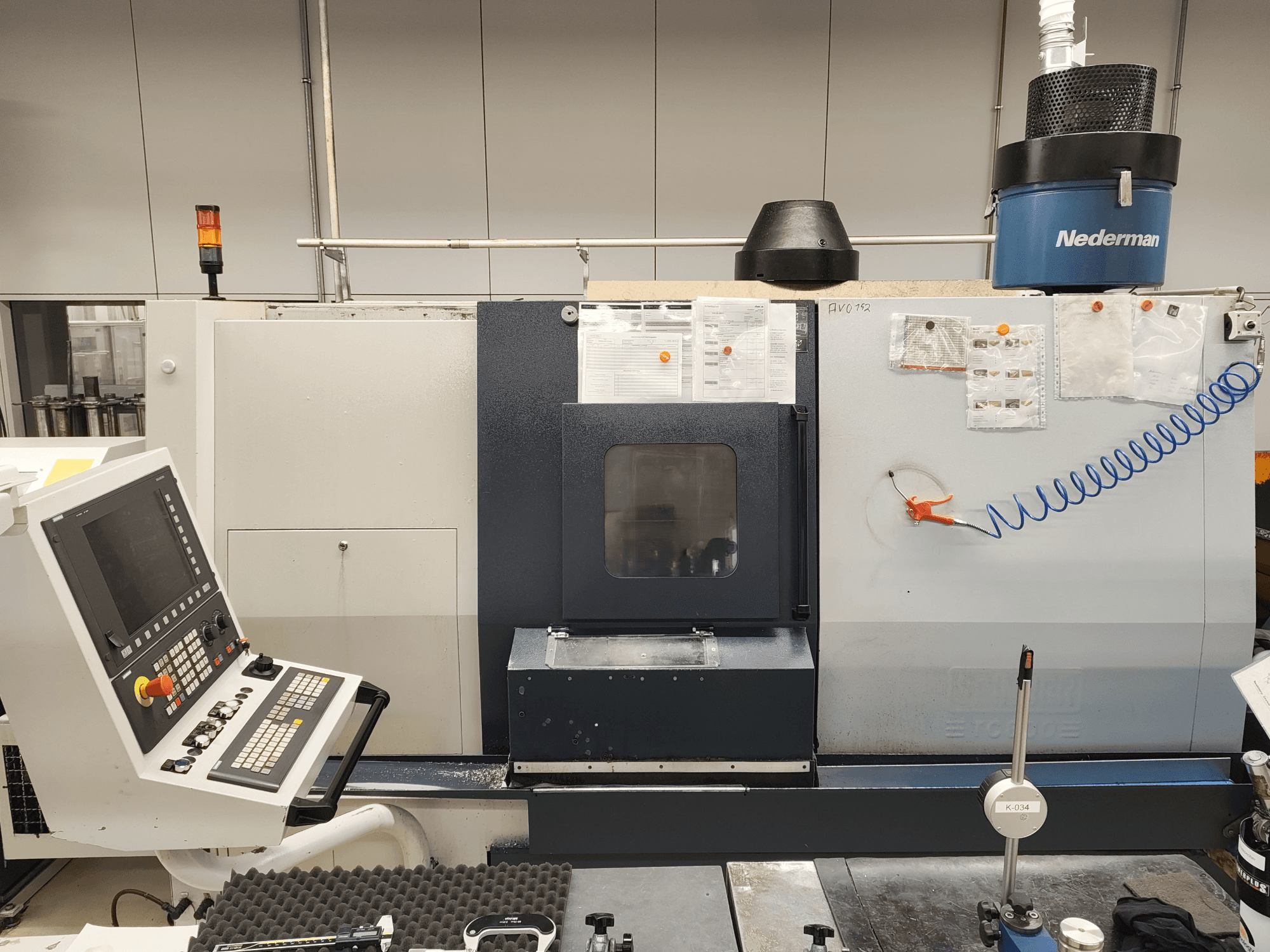 Vista frontal do torno horizontal SPINNER TC 800 110 MC, com painel de controlo, compartimento para ferramentas e indicadores de funcionamento.