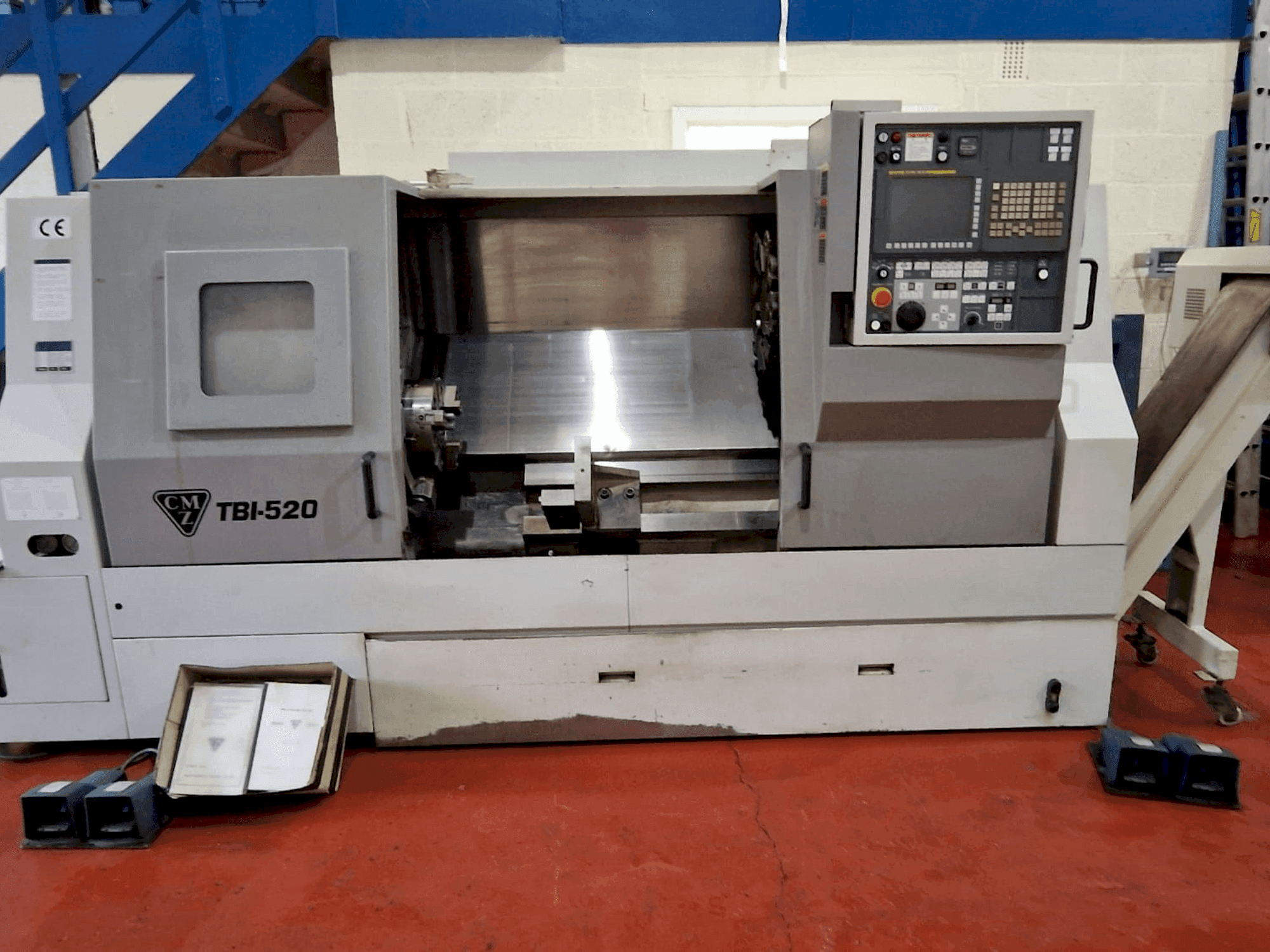 Vista Frontal da CMZ TBI 520 CNC máquina