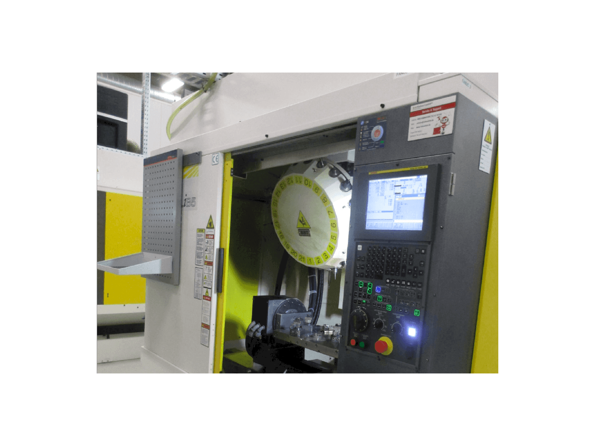 Vista Frontal da FANUC ROBODRILL Alpha D21LiB5 máquina
