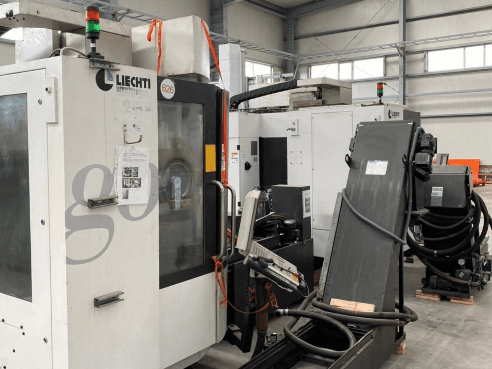 Centro de maquinação vertical Liechti go-Mill 350, vista frontal, com painel de controlo e suporte angular de peças.