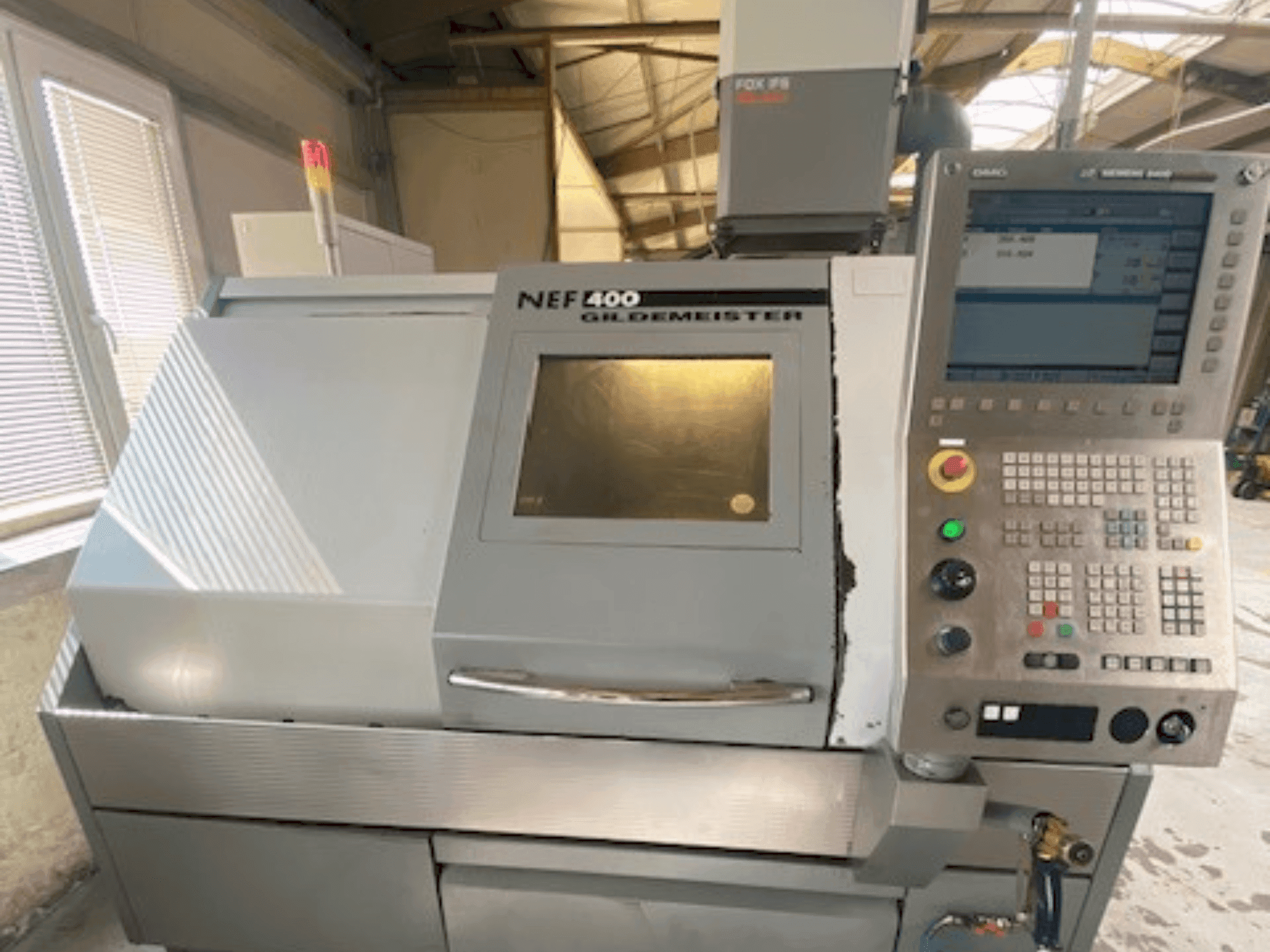 Vista Frontal da Gildemeister NEF 400 máquina