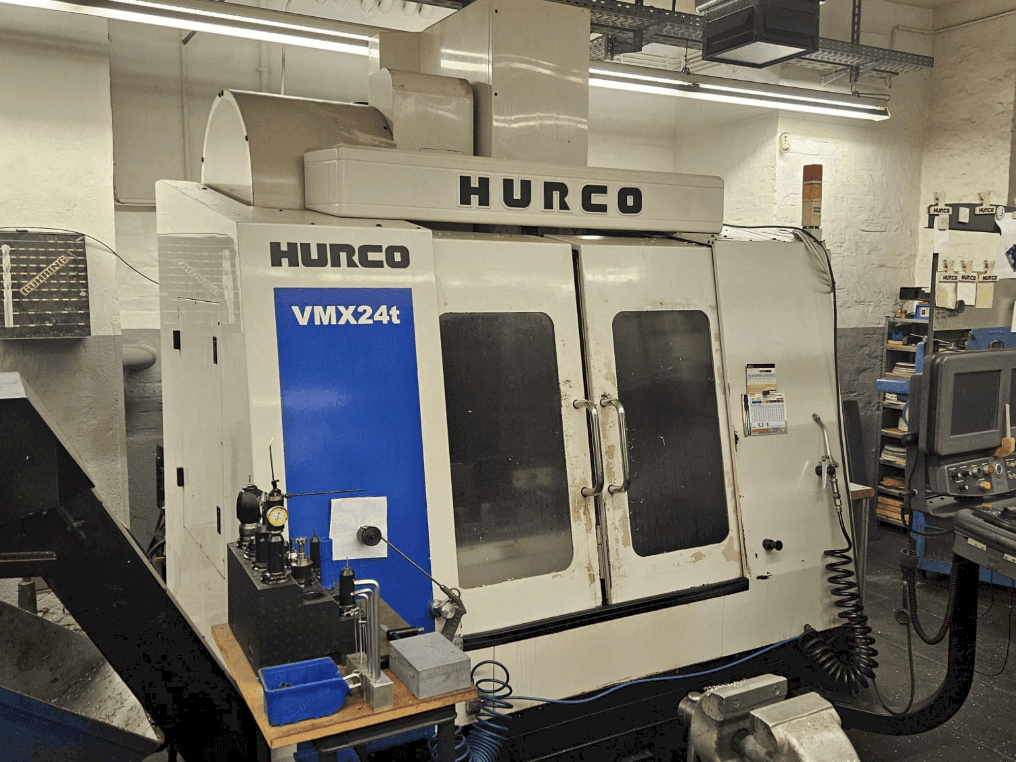 Vista Frontal da Hurco VMX 24t máquina