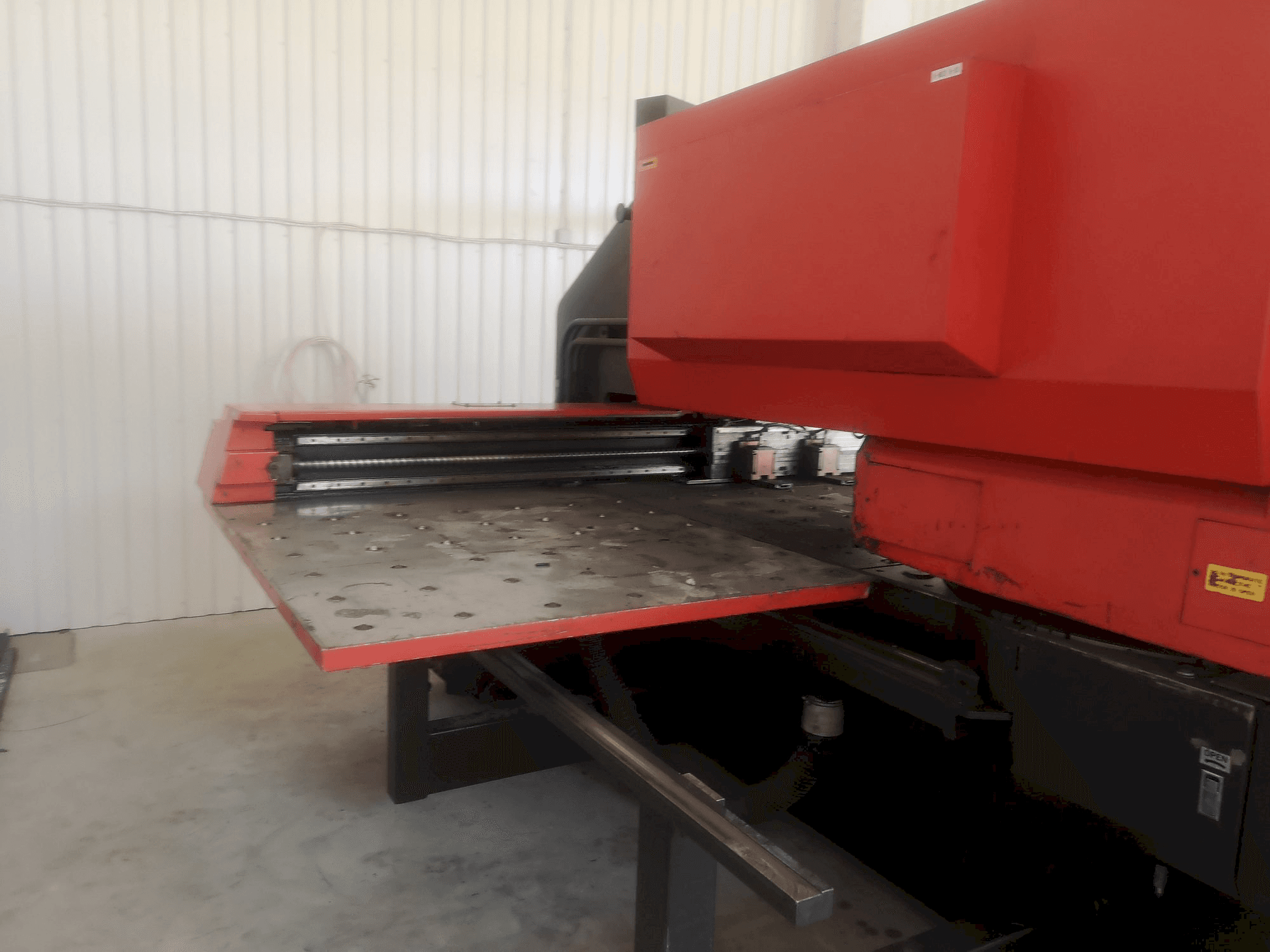 Vista Frontal da AMADA máquina