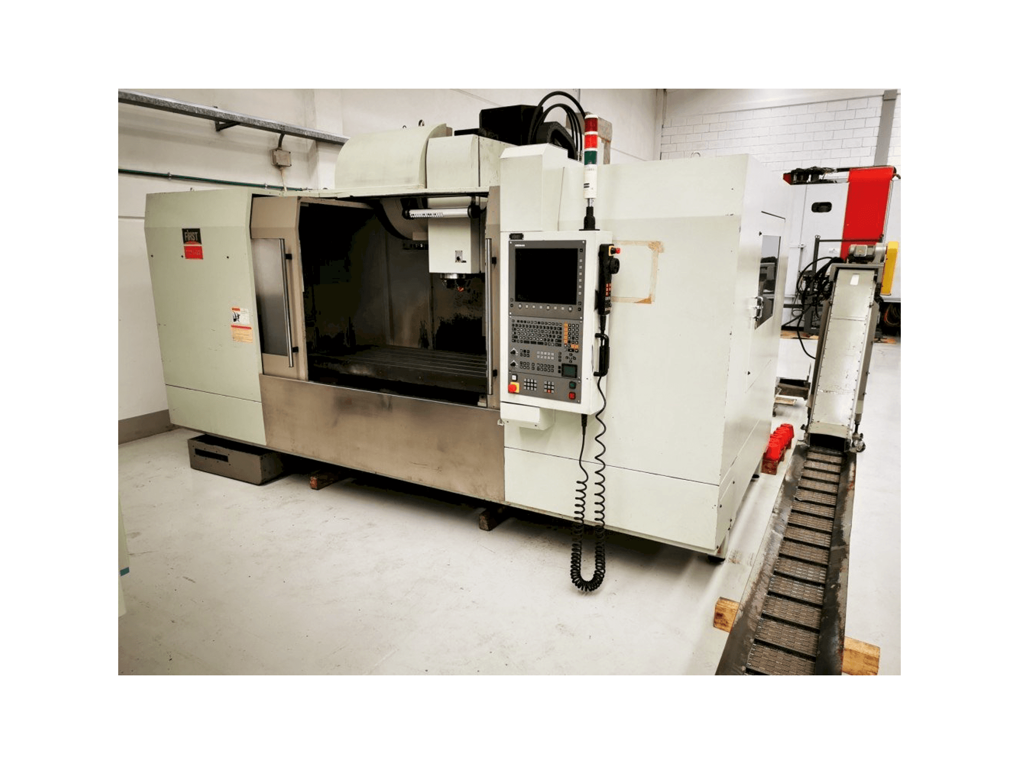 Vista Frontal da FIRST MCV 1500 máquina