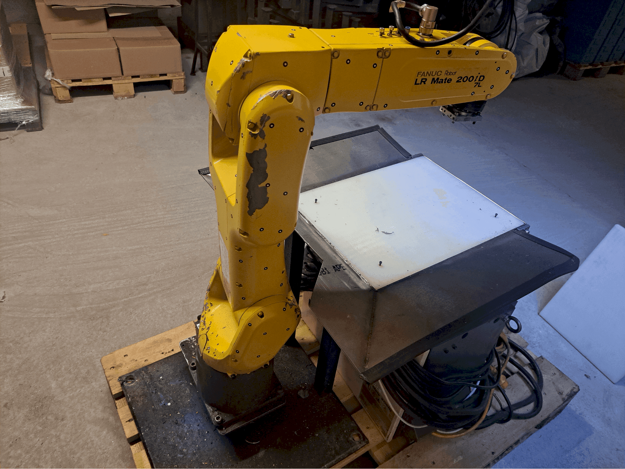 Vista Frontal da FANUC LR Mate 200iD/7L máquina