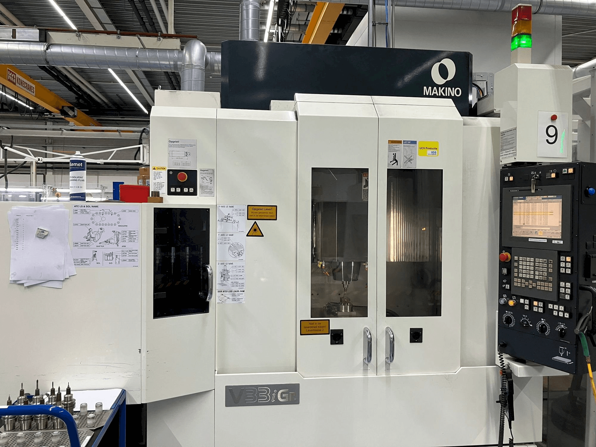 Vista Frontal da Makino V33i Graphite máquina
