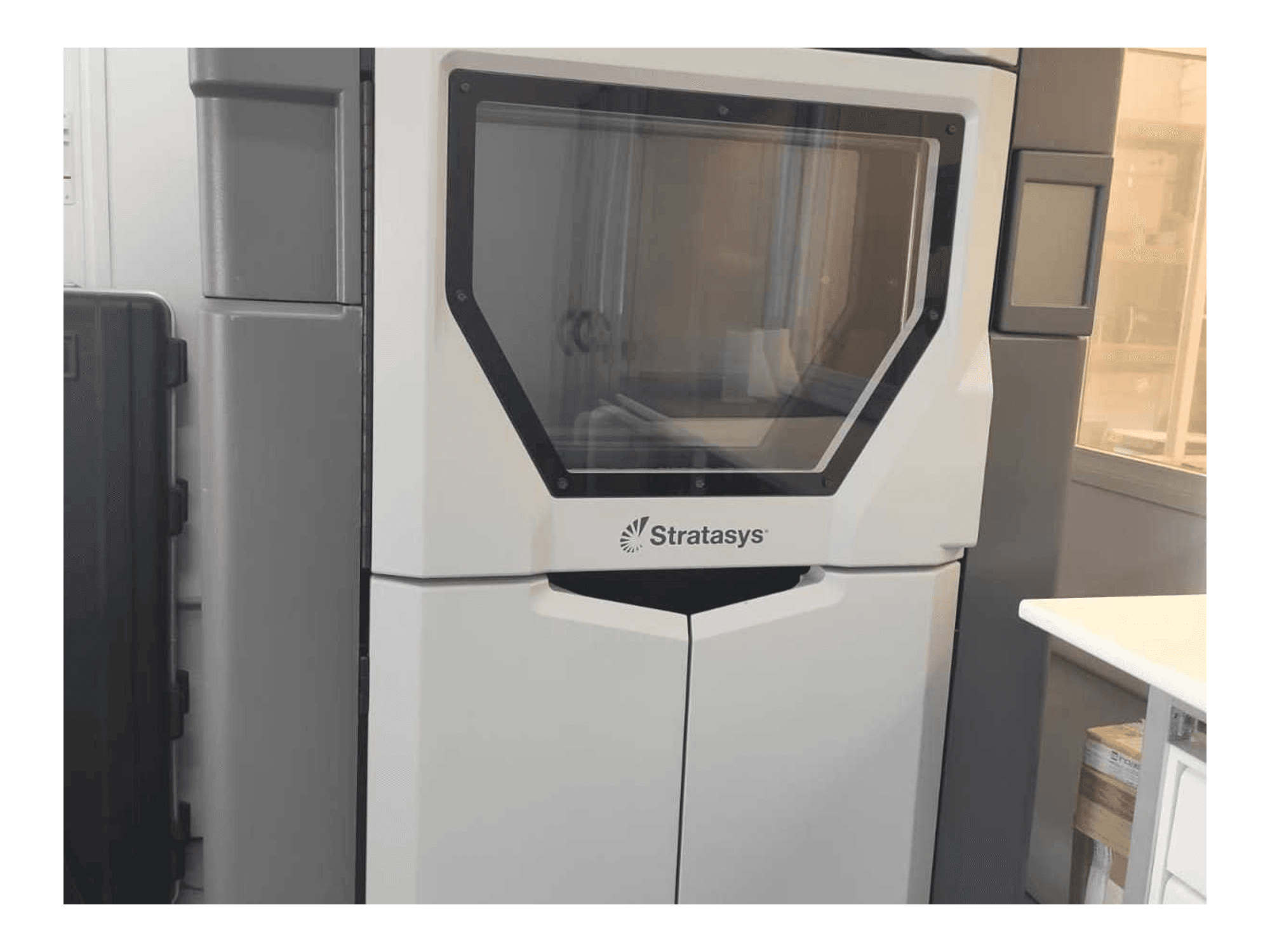 Vista Frontal da Stratasys Fortus 450MC máquina
