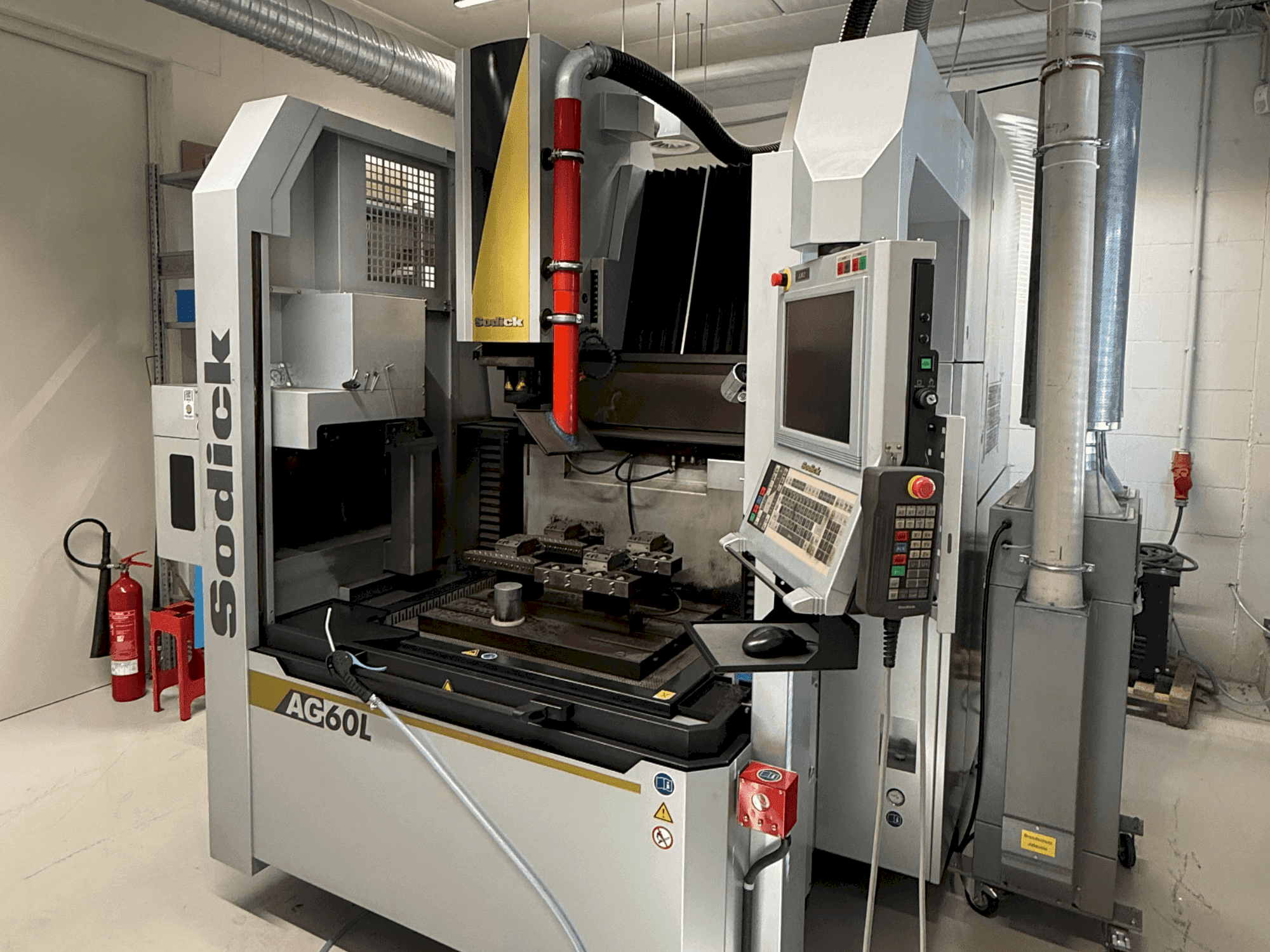 Vista Frontal da Sodick AG60L máquina