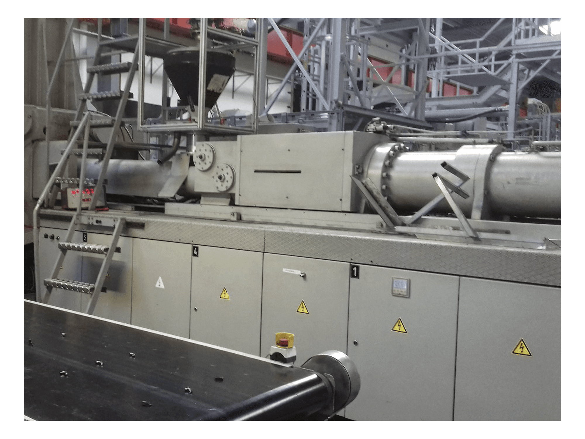 Vista Lateral Direita da Krauss Maffei 650-4350 BM máquina