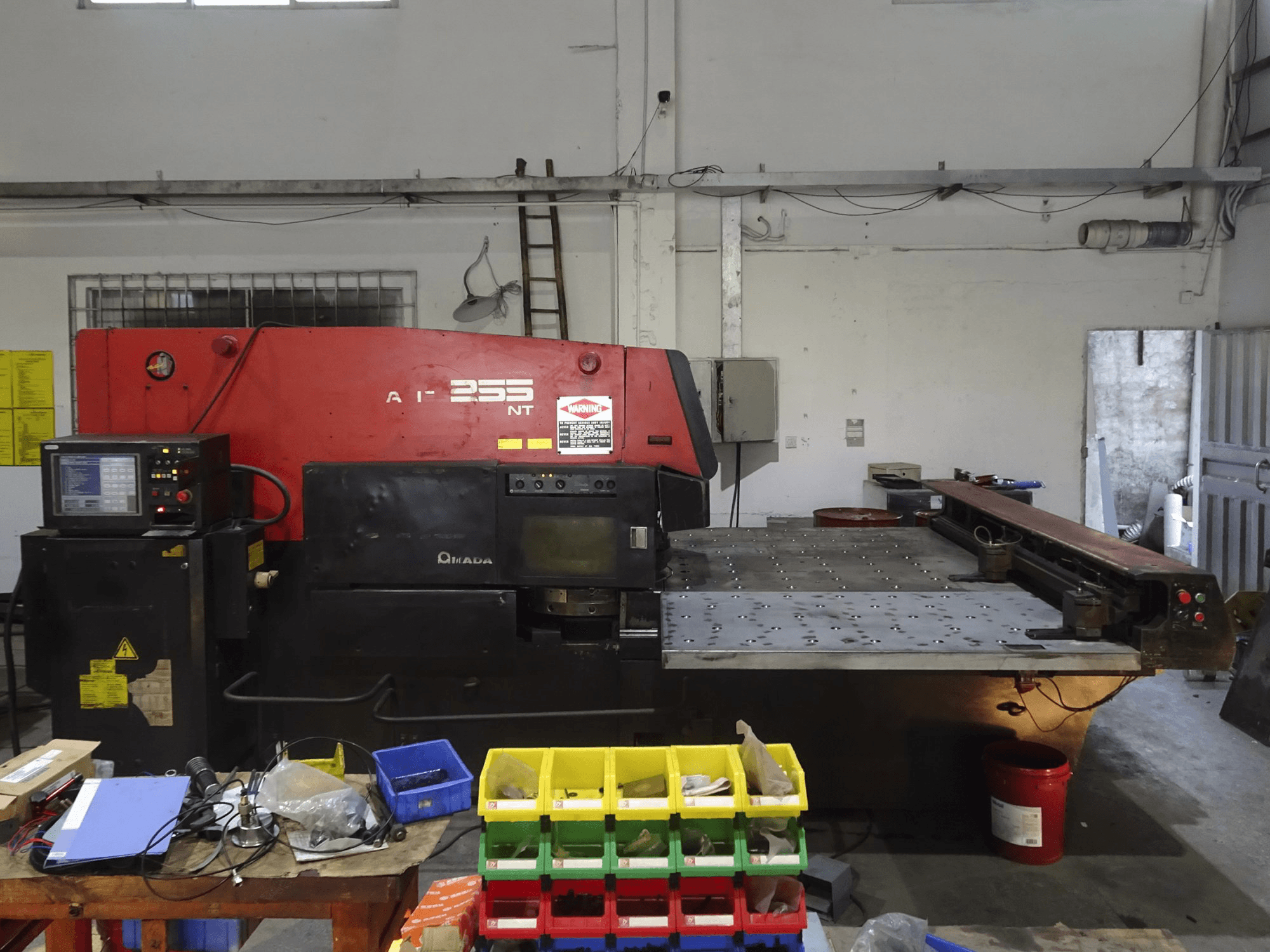 Vista Frontal da AMADA ARIES 255NT máquina