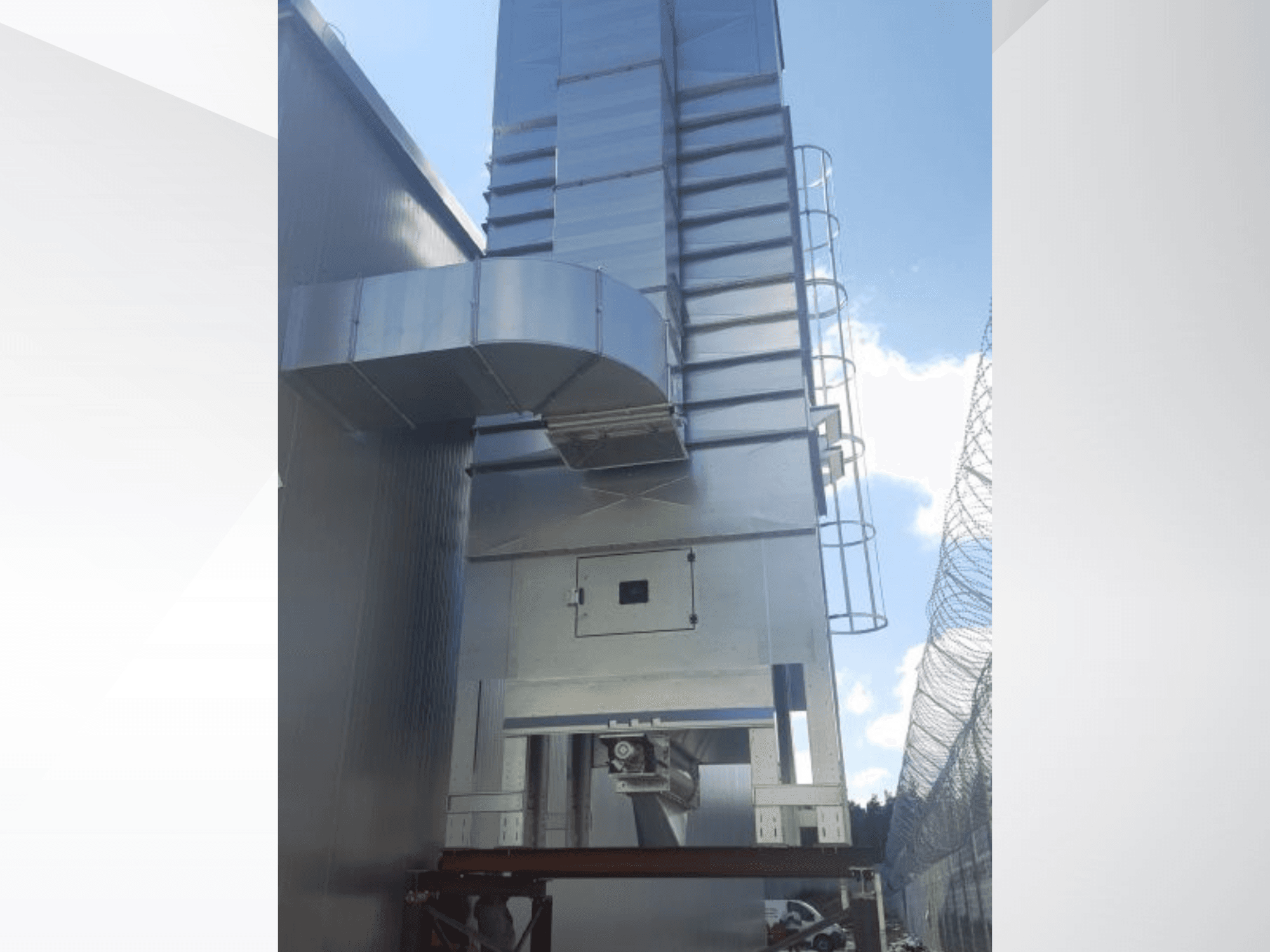 Máquina de madeira NAWARA RUBIN 2030, vista lateral mostrando a estrutura metálica e as condutas contra um céu azul.