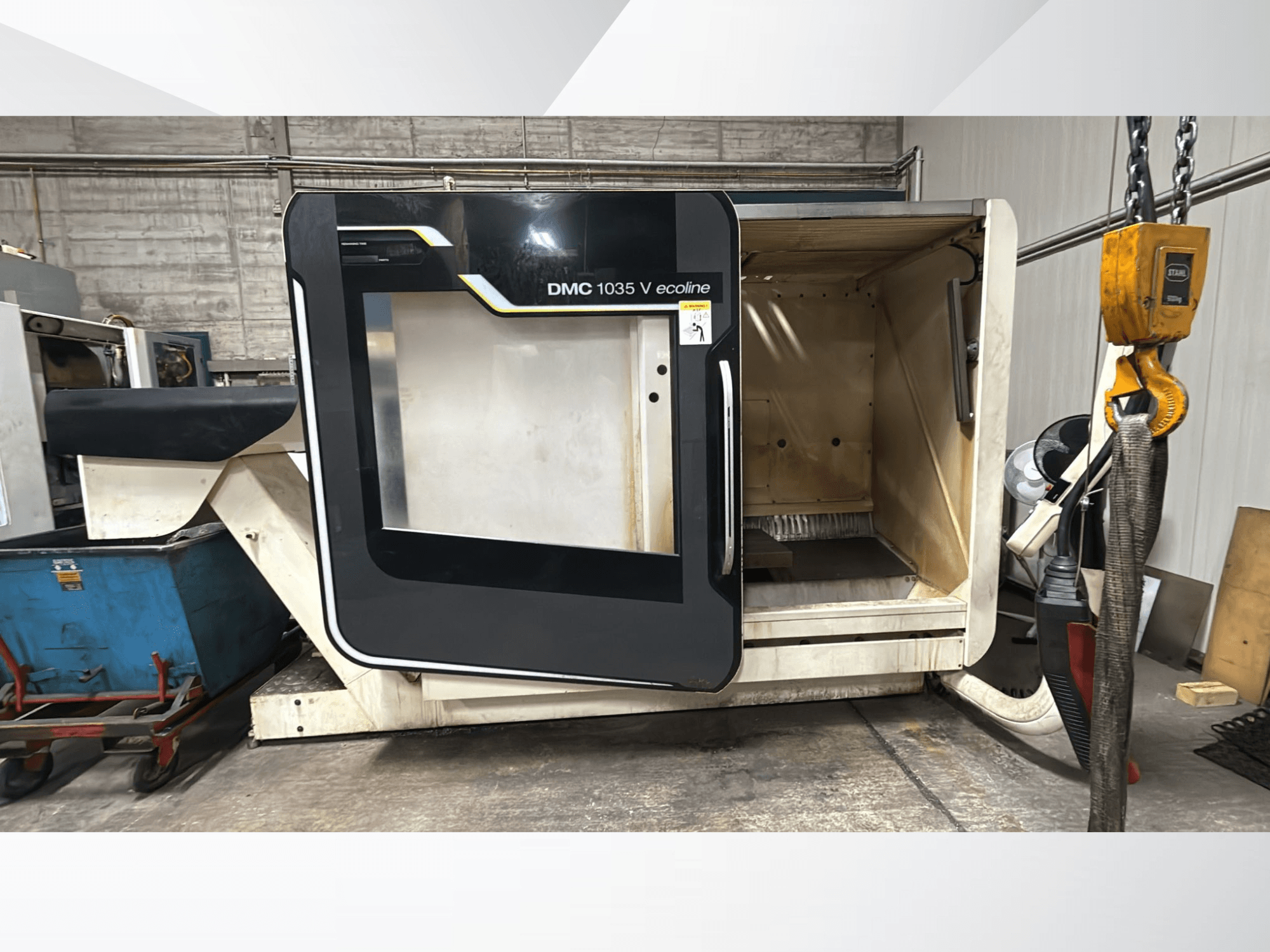 Máquina CNC ecoline DMC 1035 V, vista frontal, com porta aberta revelando um interior vazio e painel de controlo.