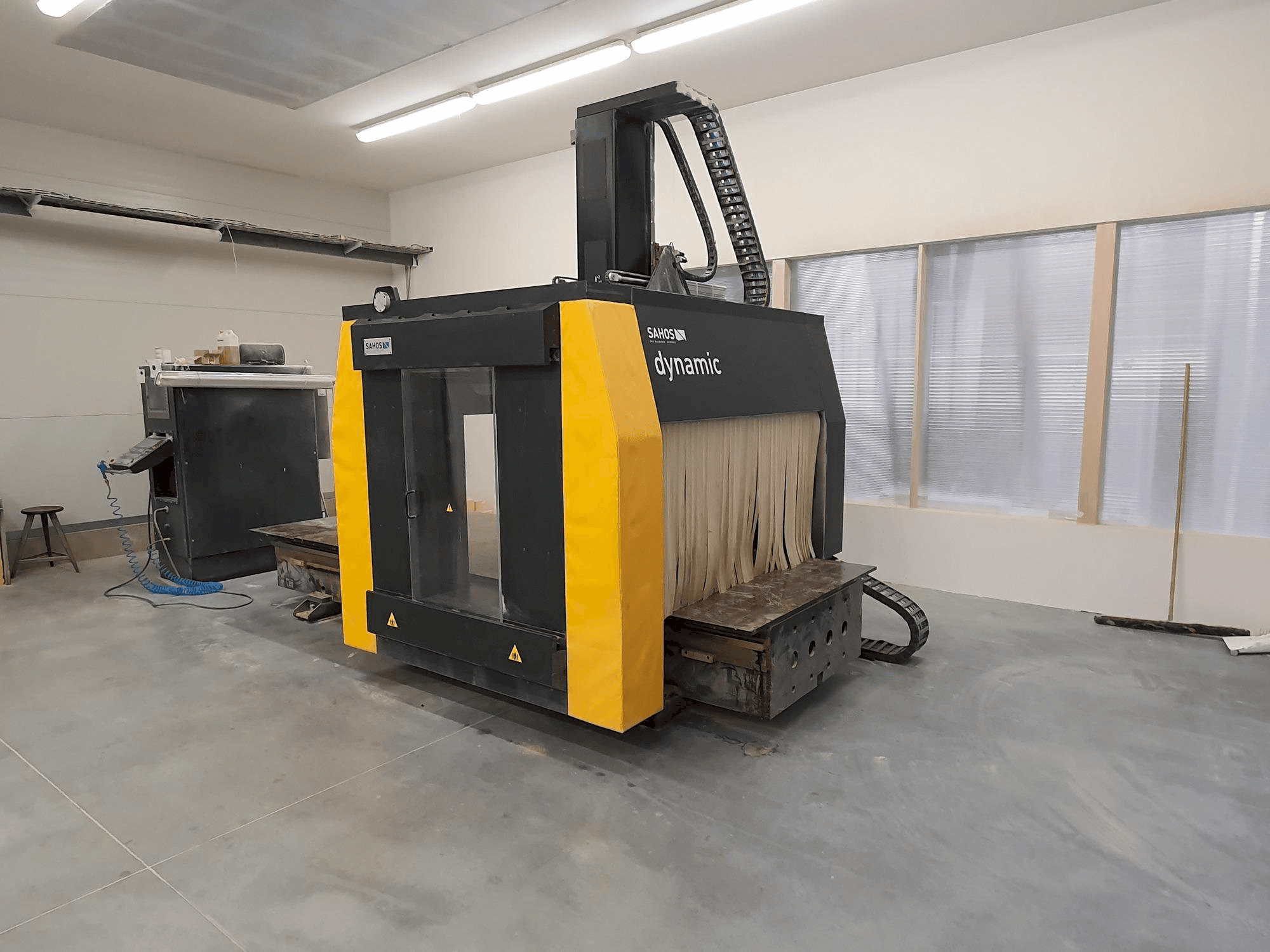 Vista Frontal da Sahos Dynamic FC 3000 CNC 5X máquina