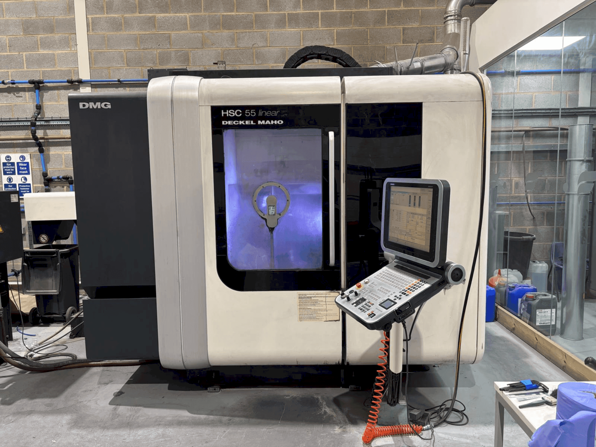 Vista Frontal da DMG DECKEL MAHO HSC 55 linear máquina