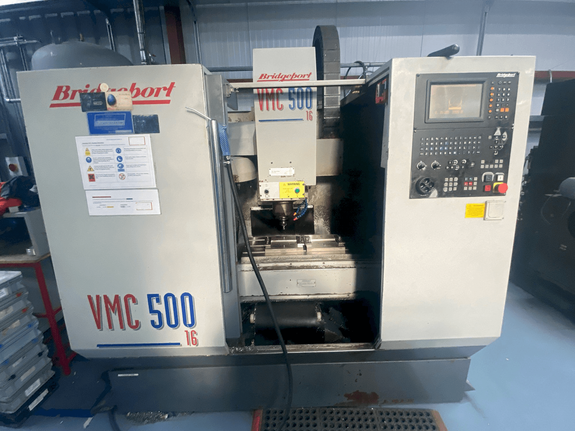 Vista Frontal da Bridgeport VMC 500/16 máquina
