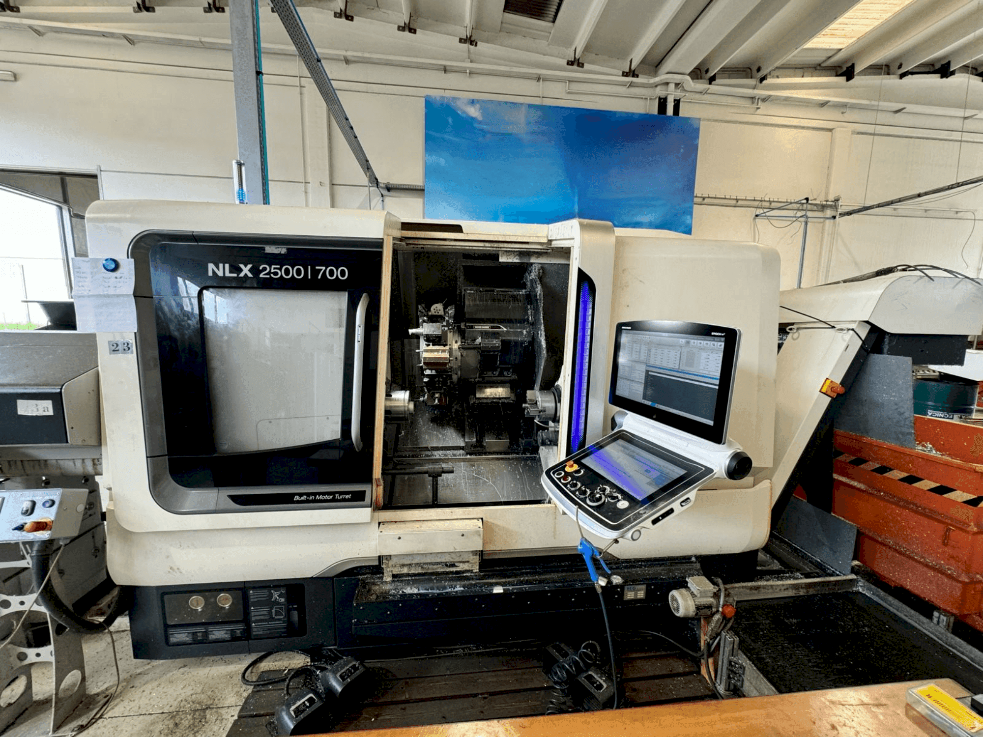 Vista Frontal da DMG MORI NLX2500SY/700 máquina