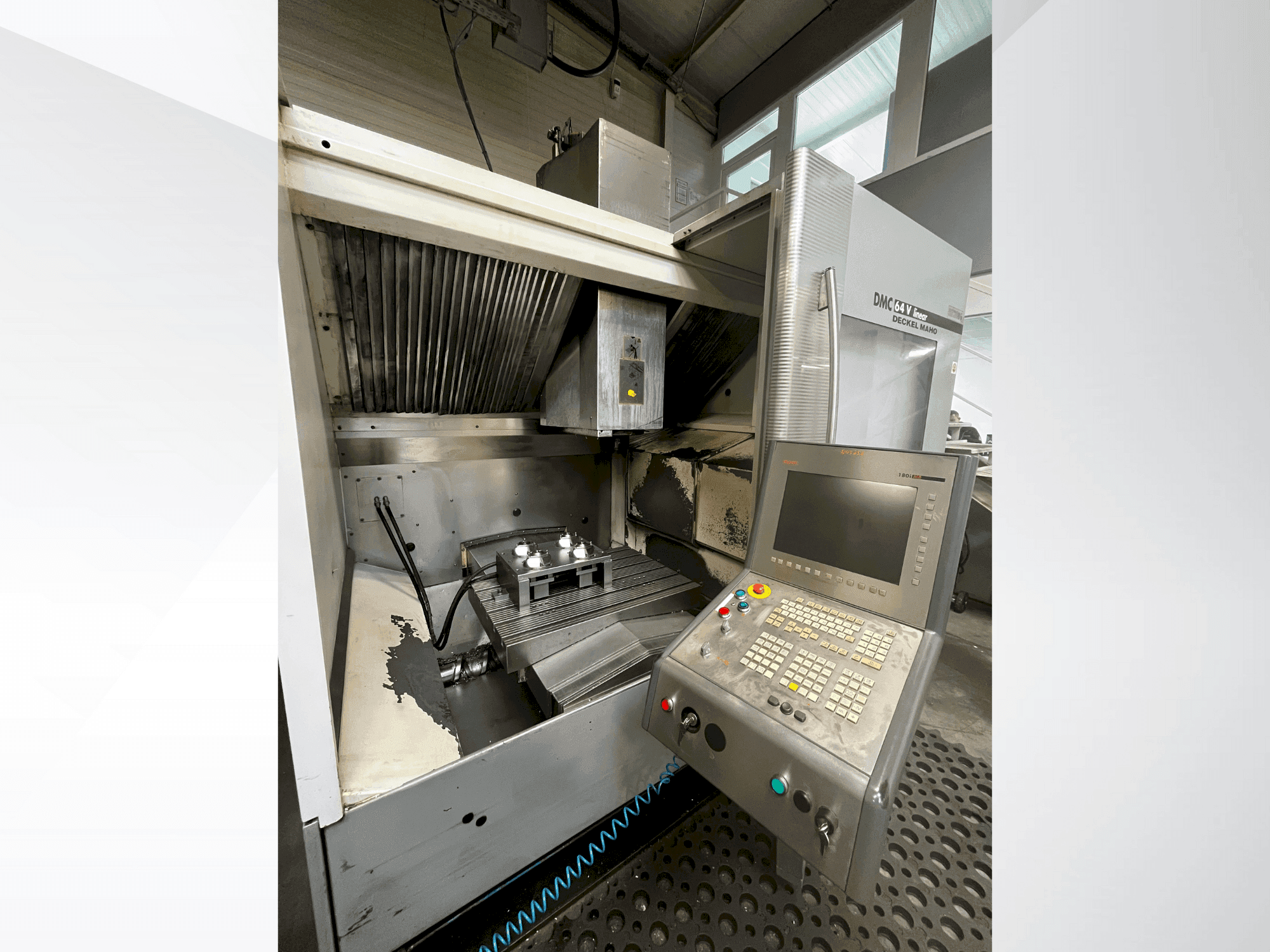 Vista Frontal da DMG DECKEL MAHO DMC 64V linear máquina