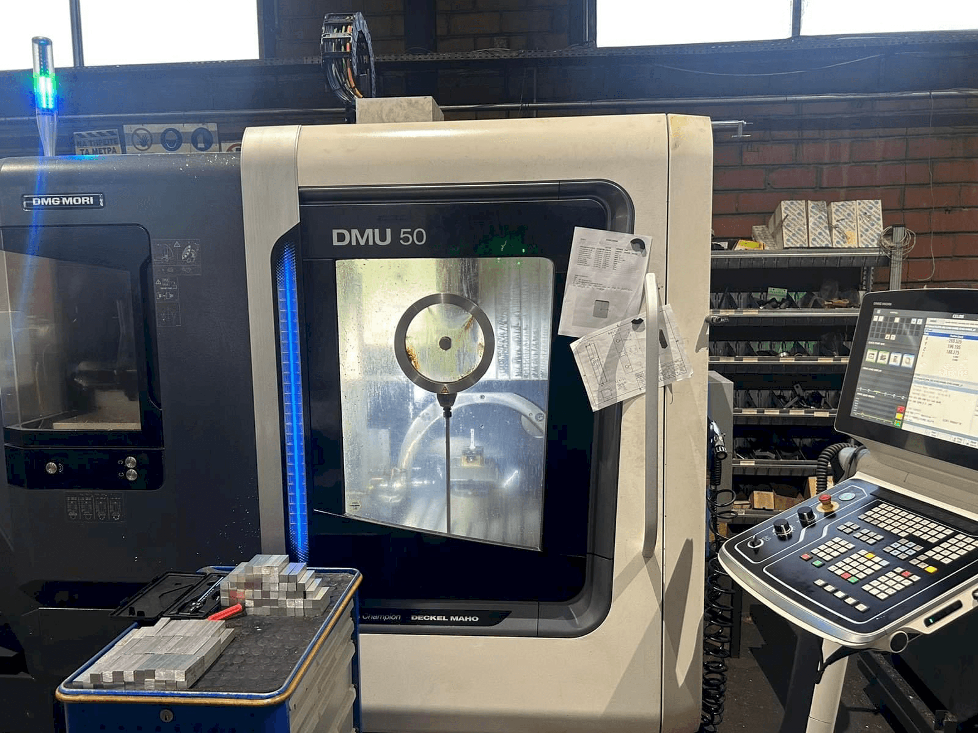 Vista Frontal da DMG MORI DMU 50 máquina